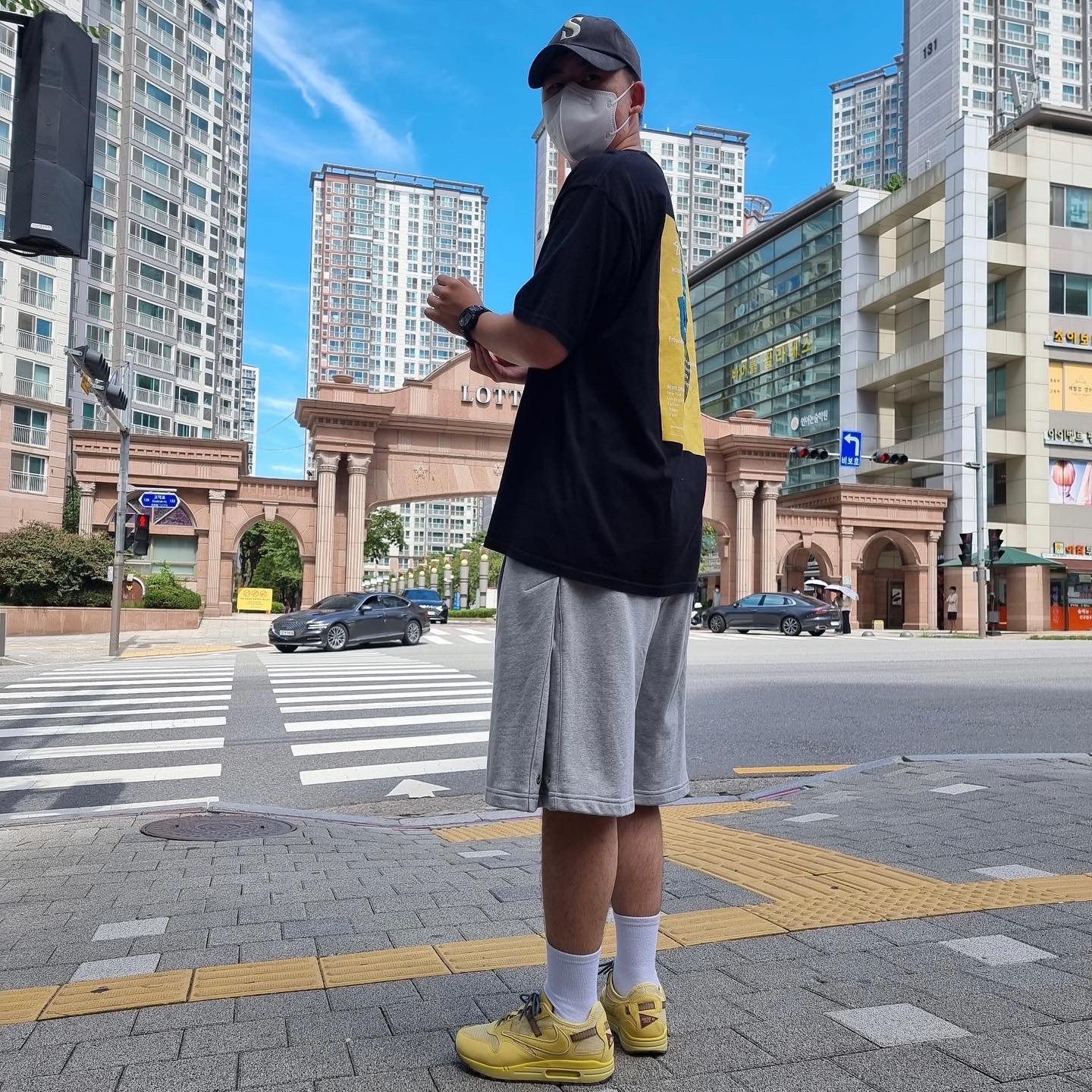 Nike x Travis Scott Air Max 1 Cact.us Gold, Stussy Modern Leaders T-Shirt Black 착용 스타일 - 3
