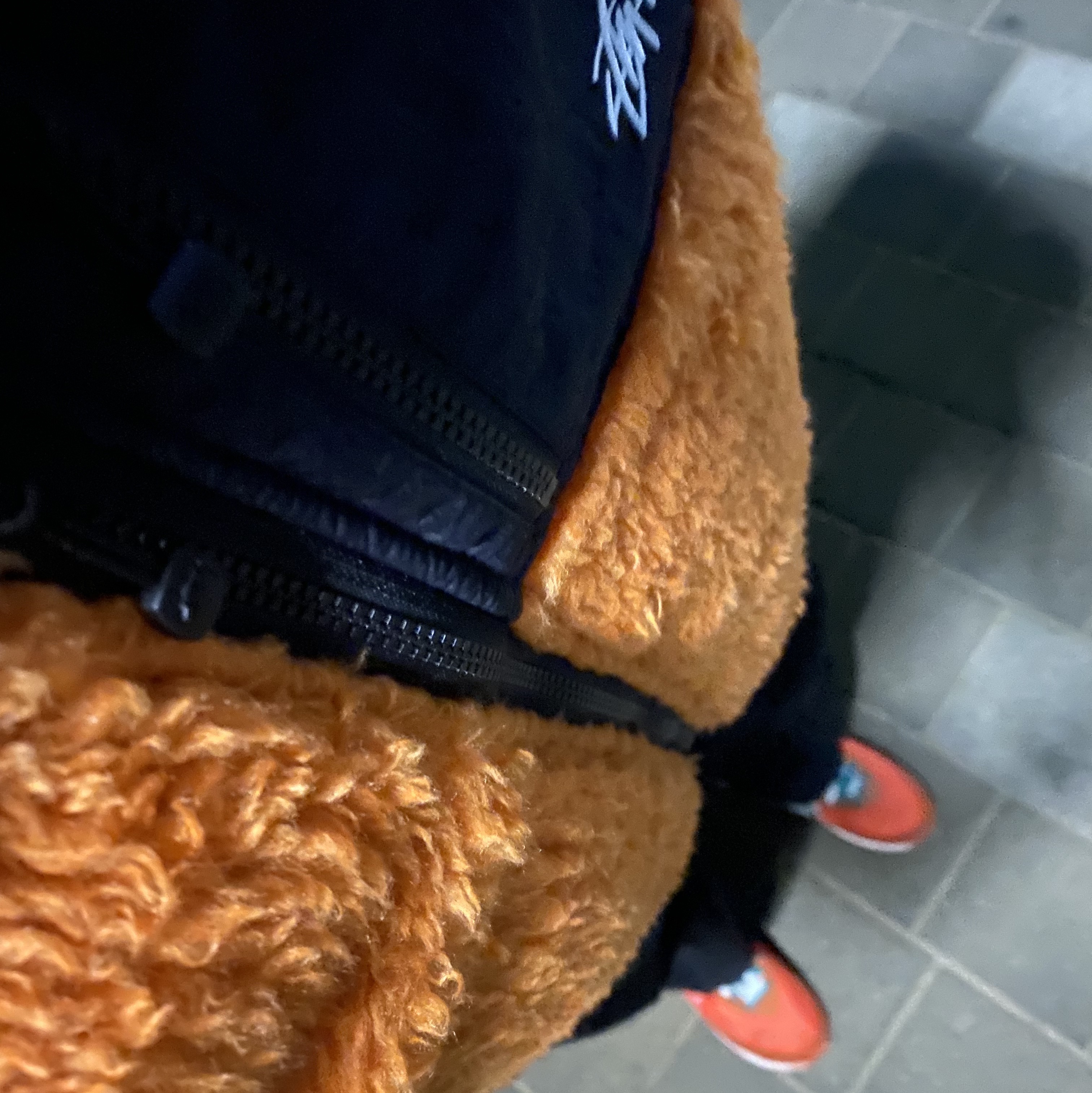 Stussy Sherpa Vest Orange 착용 스타일