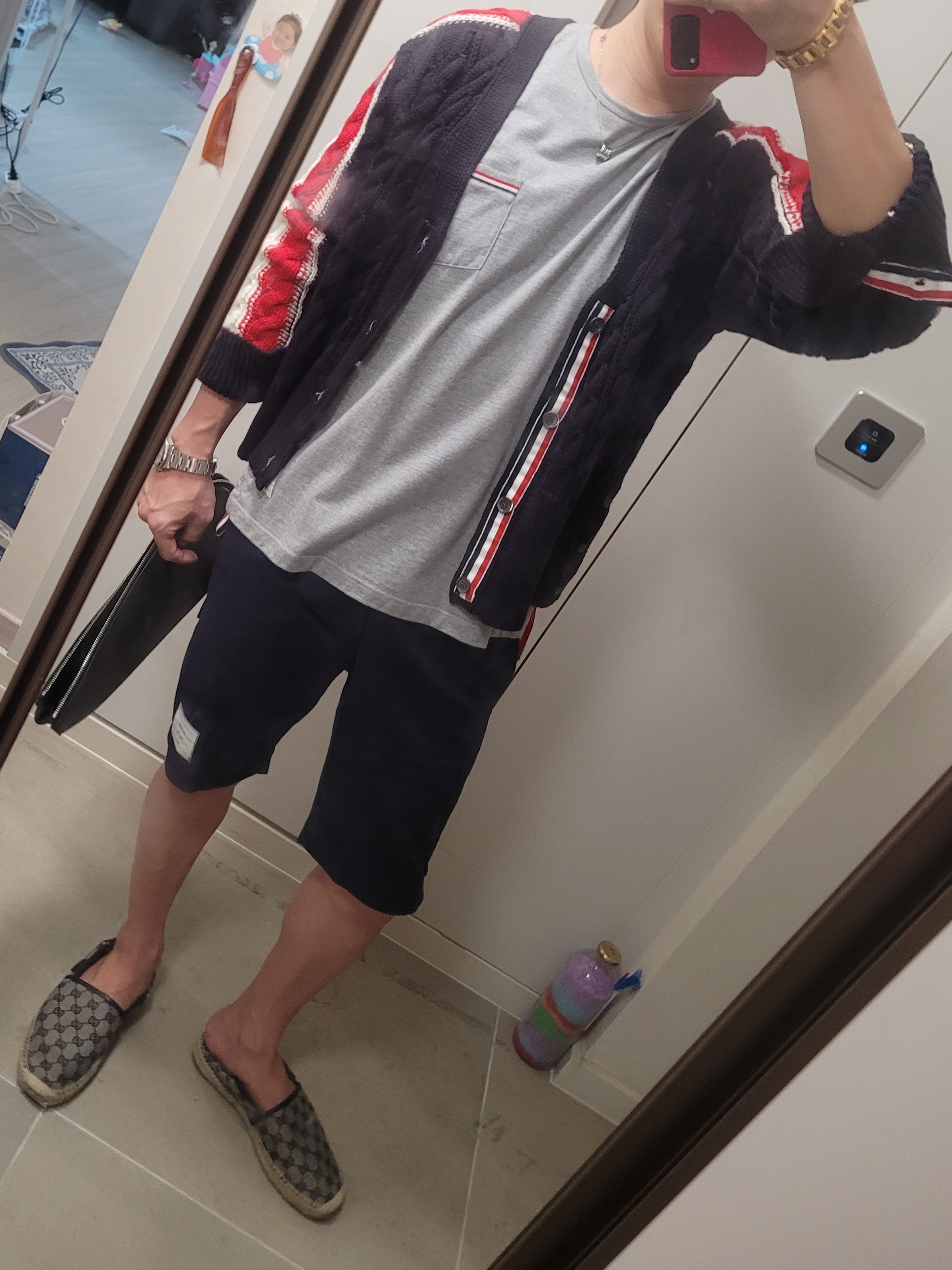 Thom Browne Cable Stitch Merino Wool Stripe Sleeve V-Neck Cardigan Navy, Thom Browne Medium Weight Jersey Tipped Pocket Crewneck T-Shirt Navy 착용 스타일