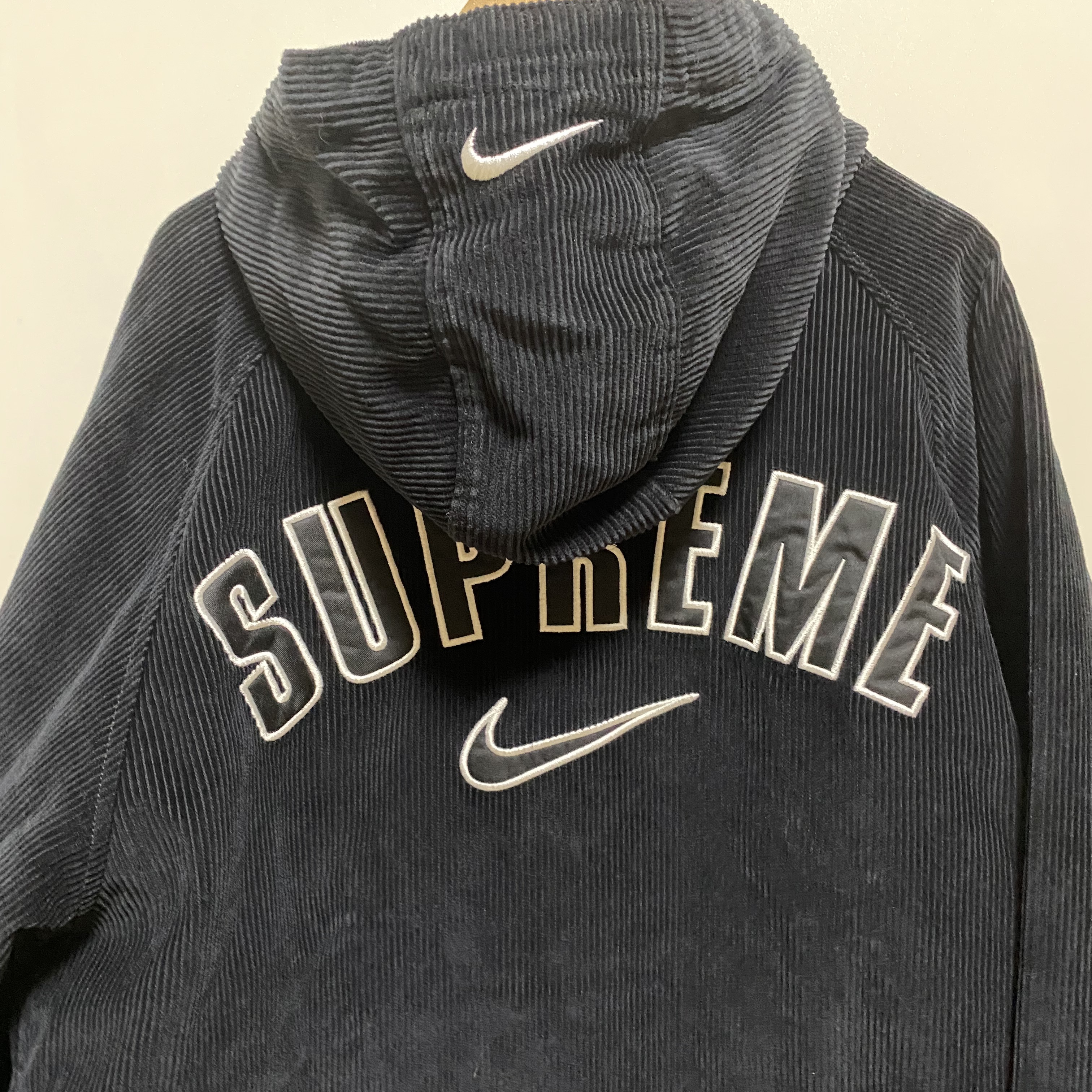 Supreme x Nike Arc Corduroy Hooded Jacket Black - 22SS, Supreme x The North Face Summit Series Outer Tape Seam Jacket Black - 21SS 착용 스타일 - 3