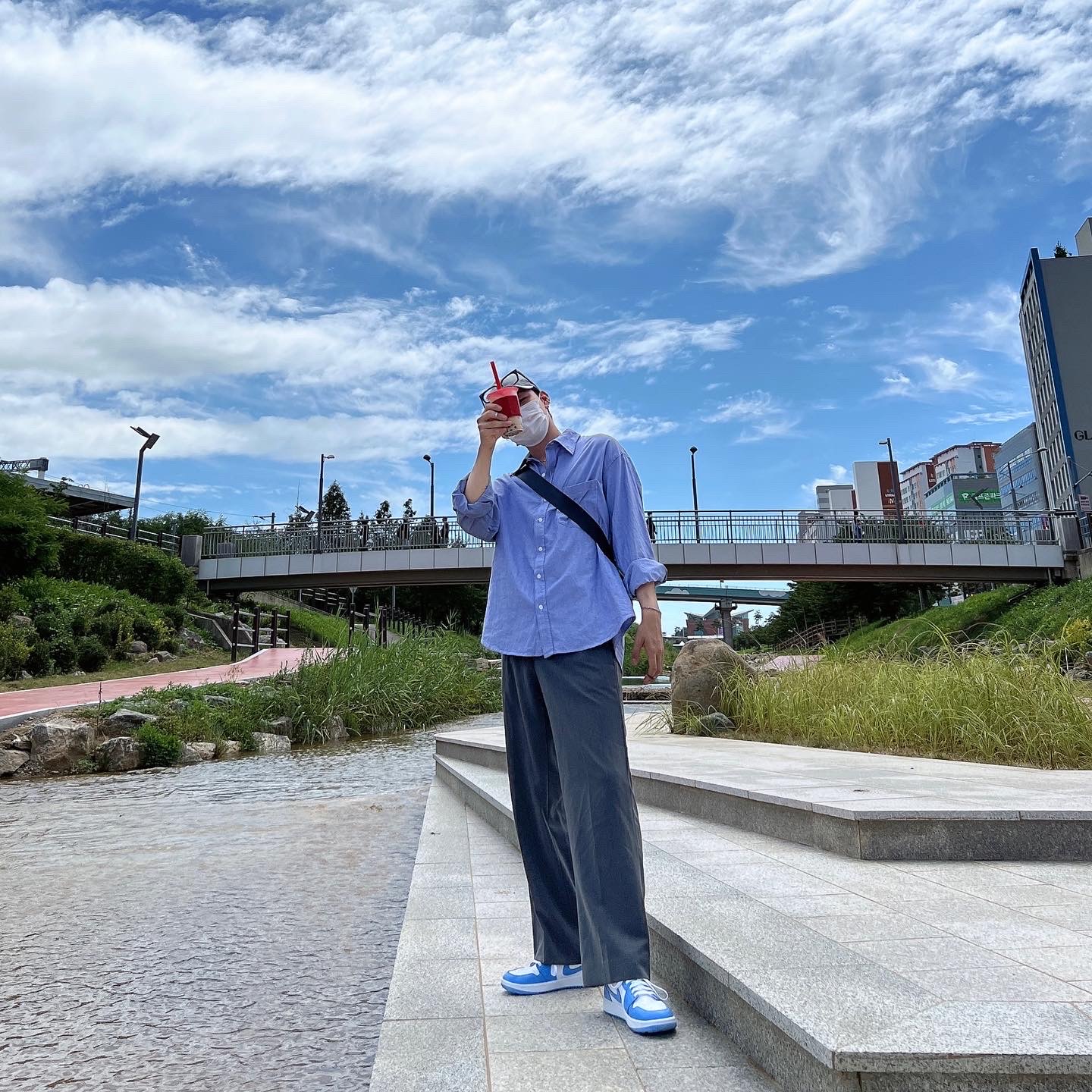 Jordan 1 Low Golf White and University Blue 착용 스타일 - 1