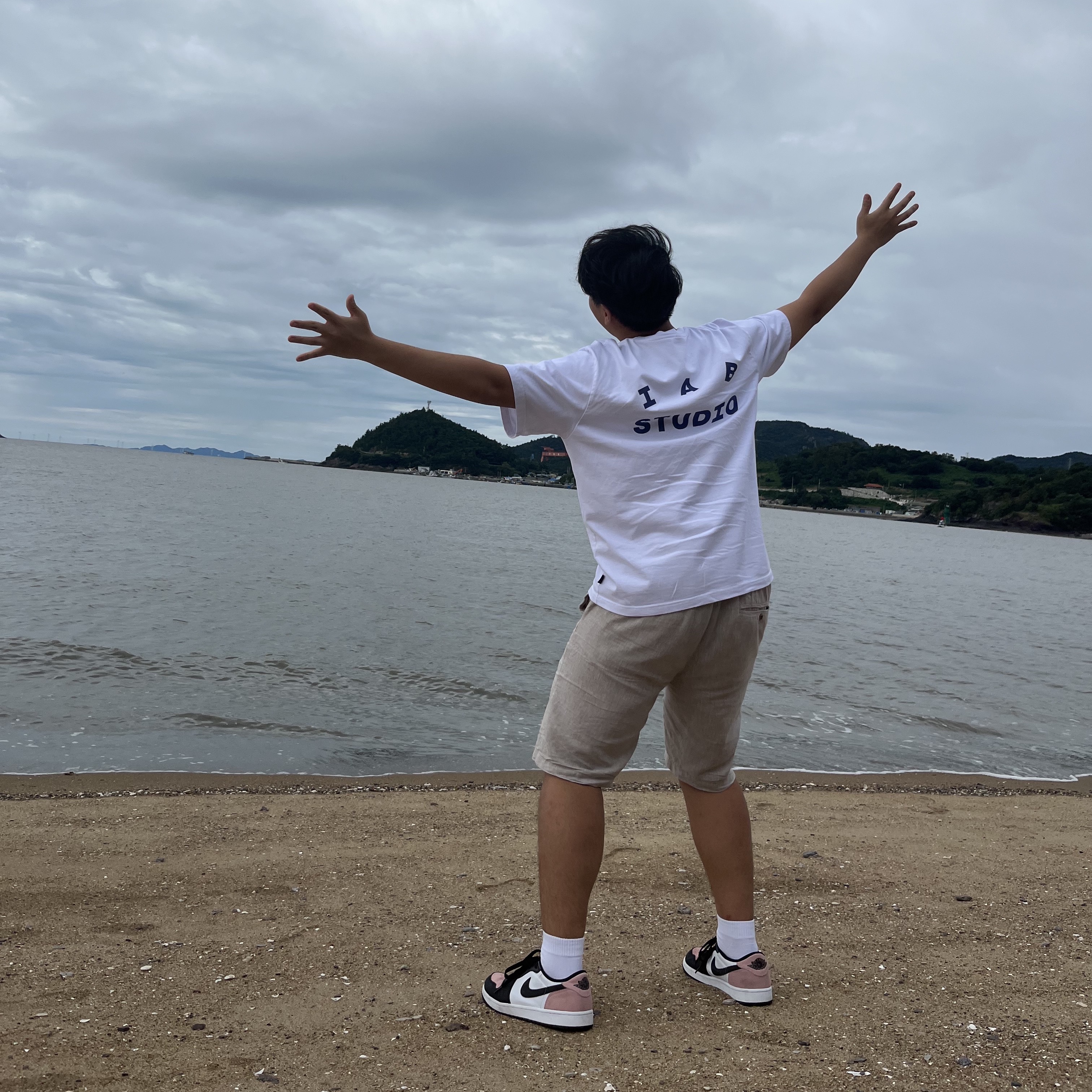 IAB Studio T-Shirt White Navy - 22FW, Jordan 1 Retro Low OG Bleached Coral 착용 스타일