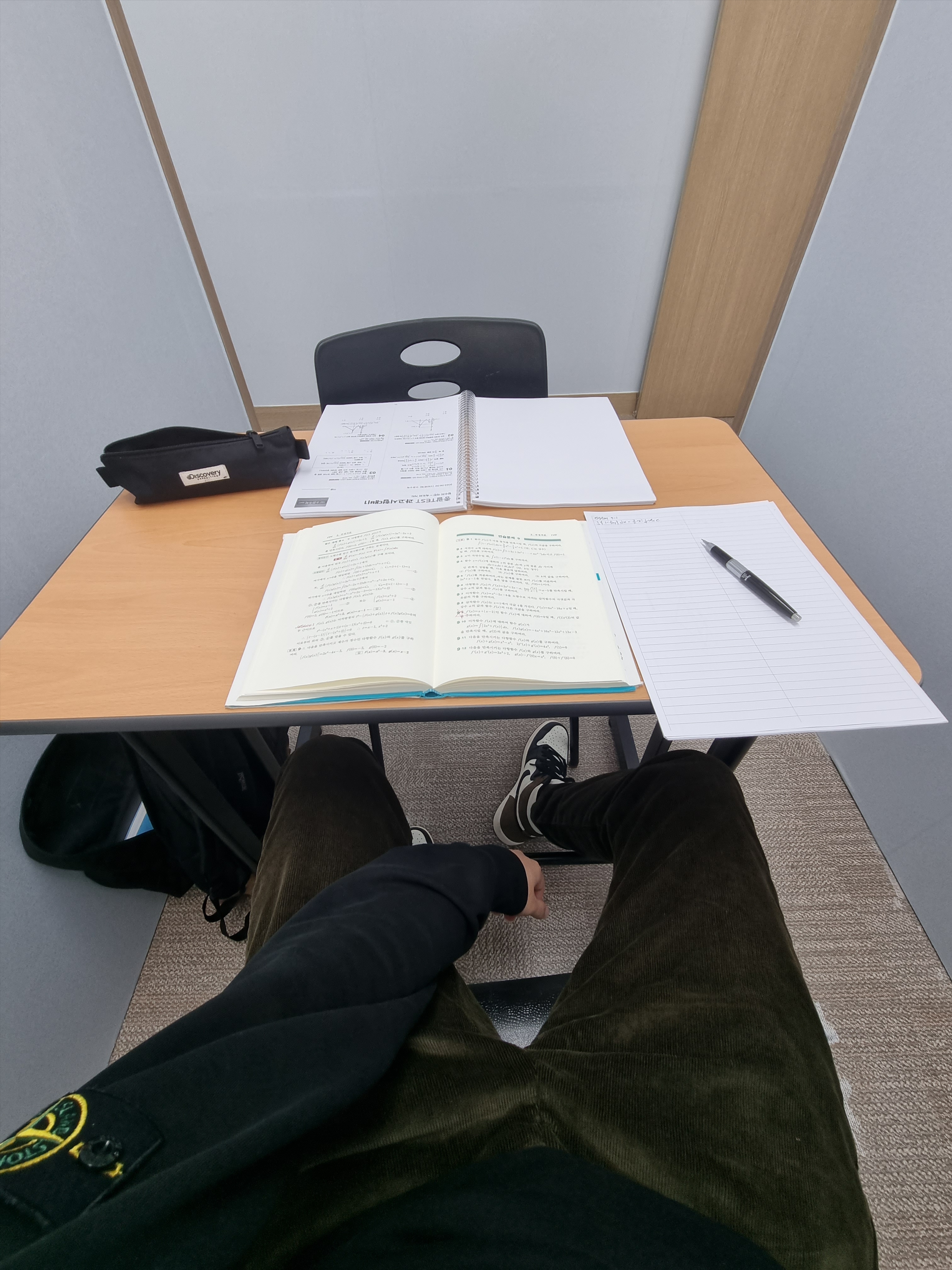 Stone Island 63051 Crewneck Sweatshirt Black - 22SS, Jordan 1 Retro High OG Black Mocha 착용 스타일