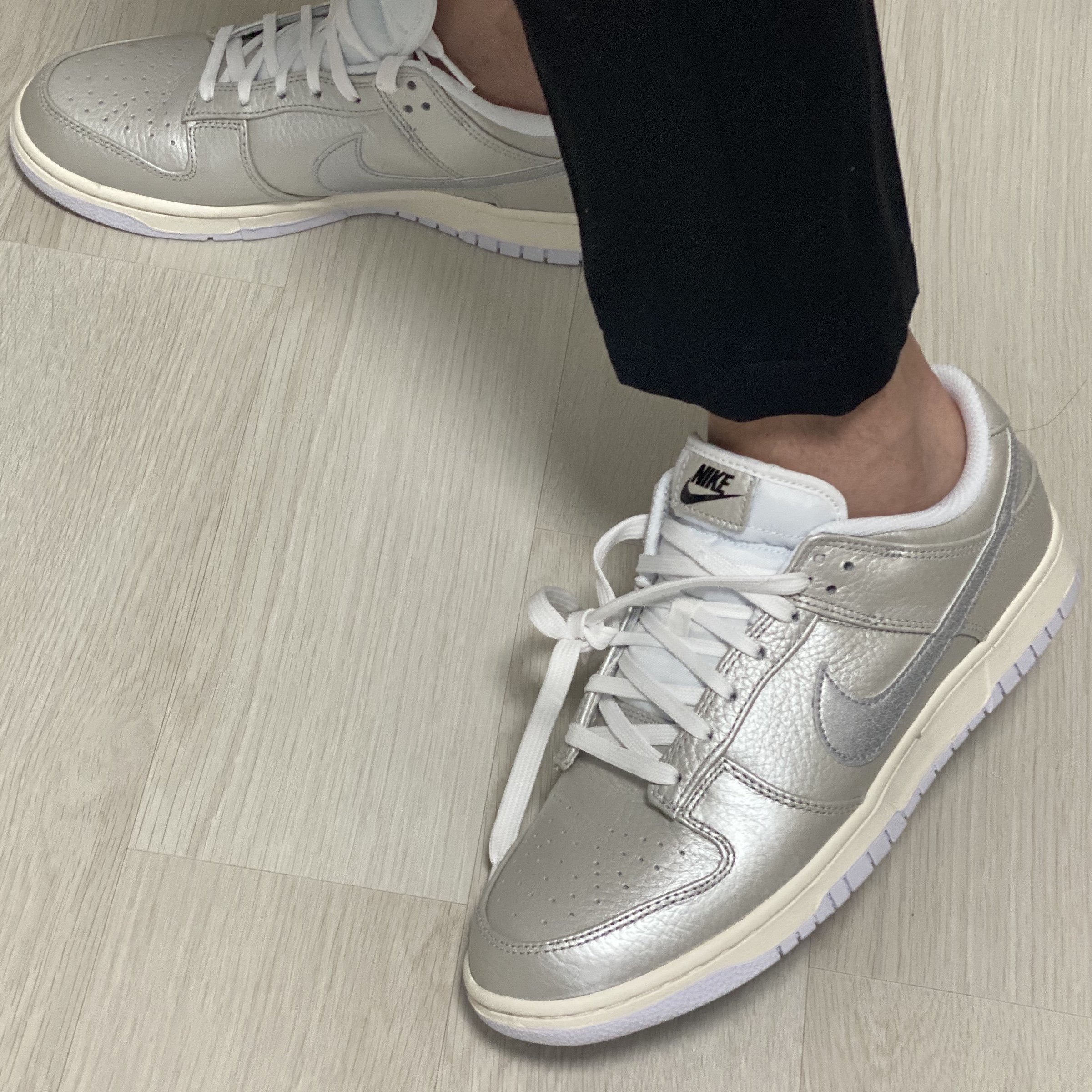 Nike Dunk Low SE Metallic Silver, Jordan 1 Low Night Track 착용 스타일 - 1