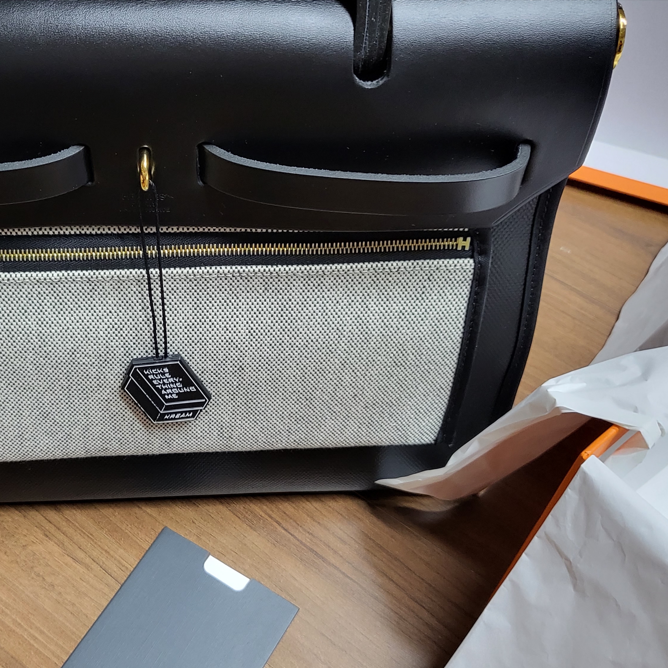 Hermes Herbag Zip 31 Bag Retourne & Gold Noir 착용 스타일
