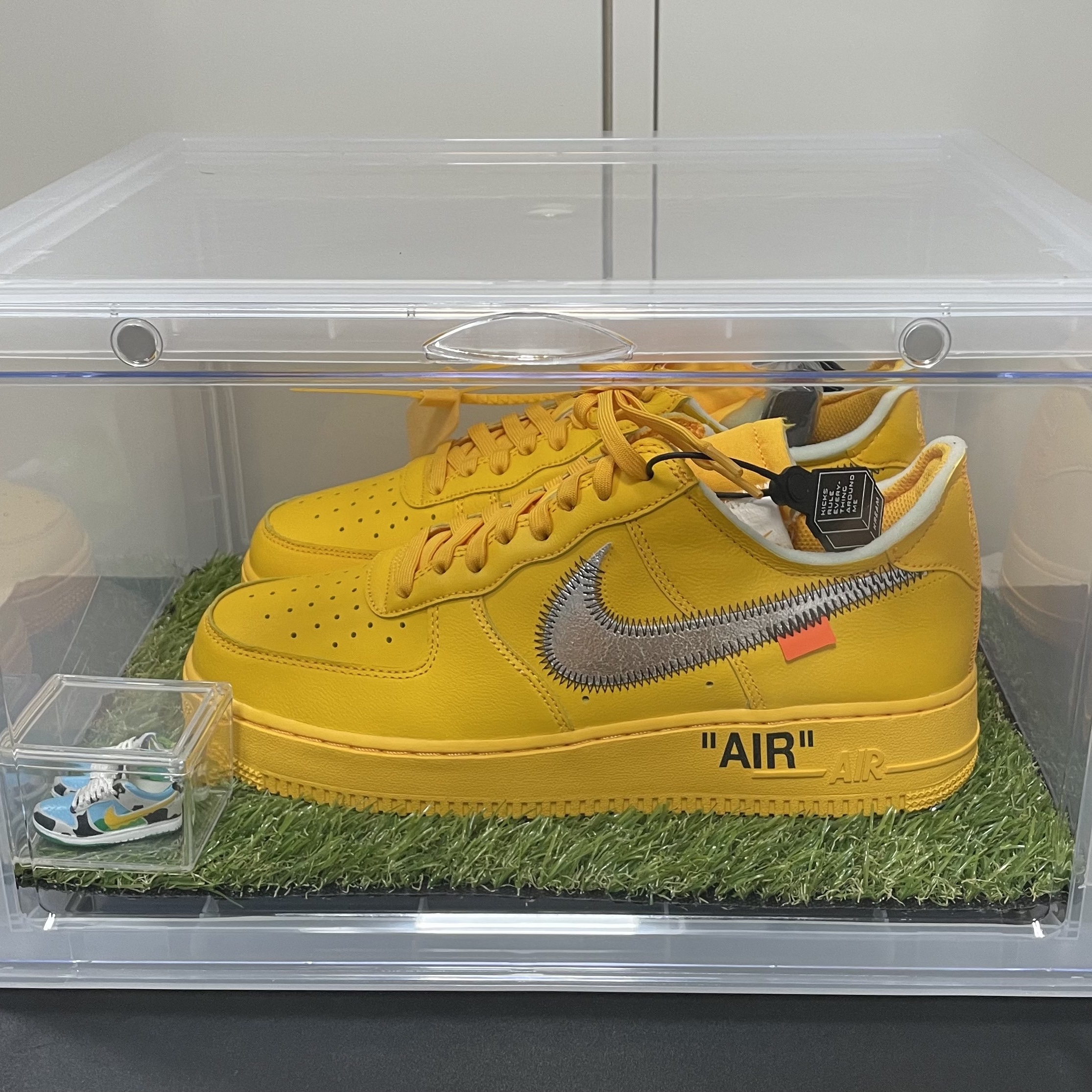 Nike x Off-White Air Force 1 '07 University Gold 착용 스타일