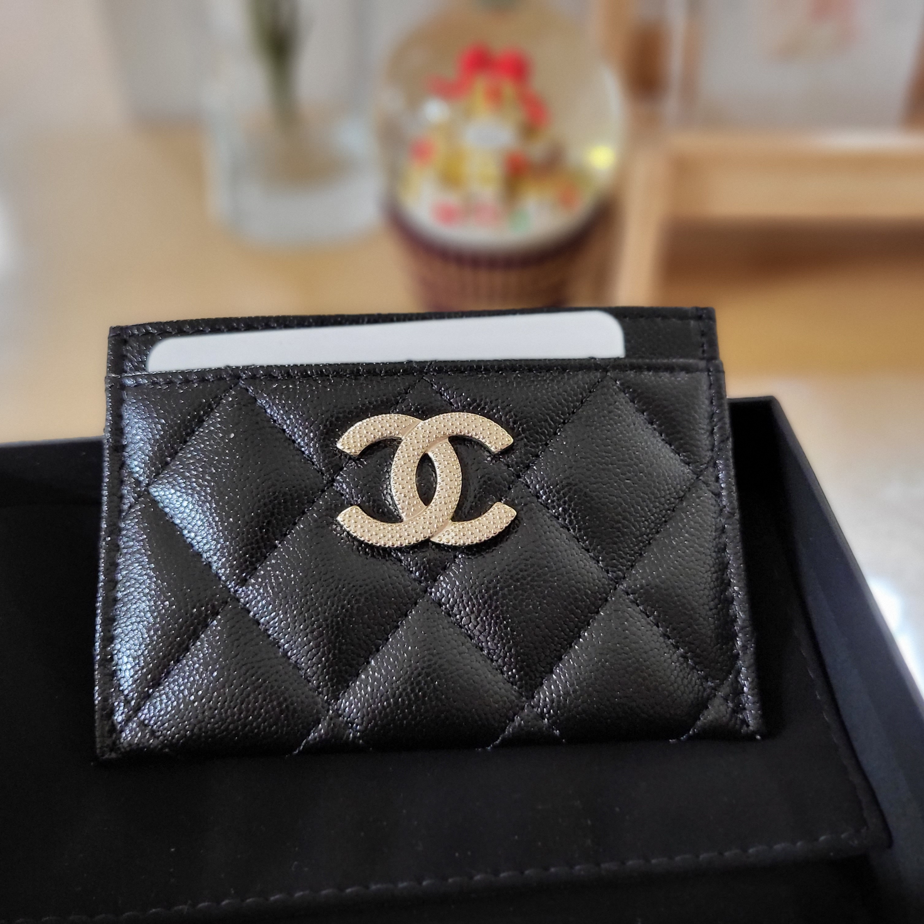 Chanel Card Holder Grained Calfskin & Gold Black 착용 스타일
