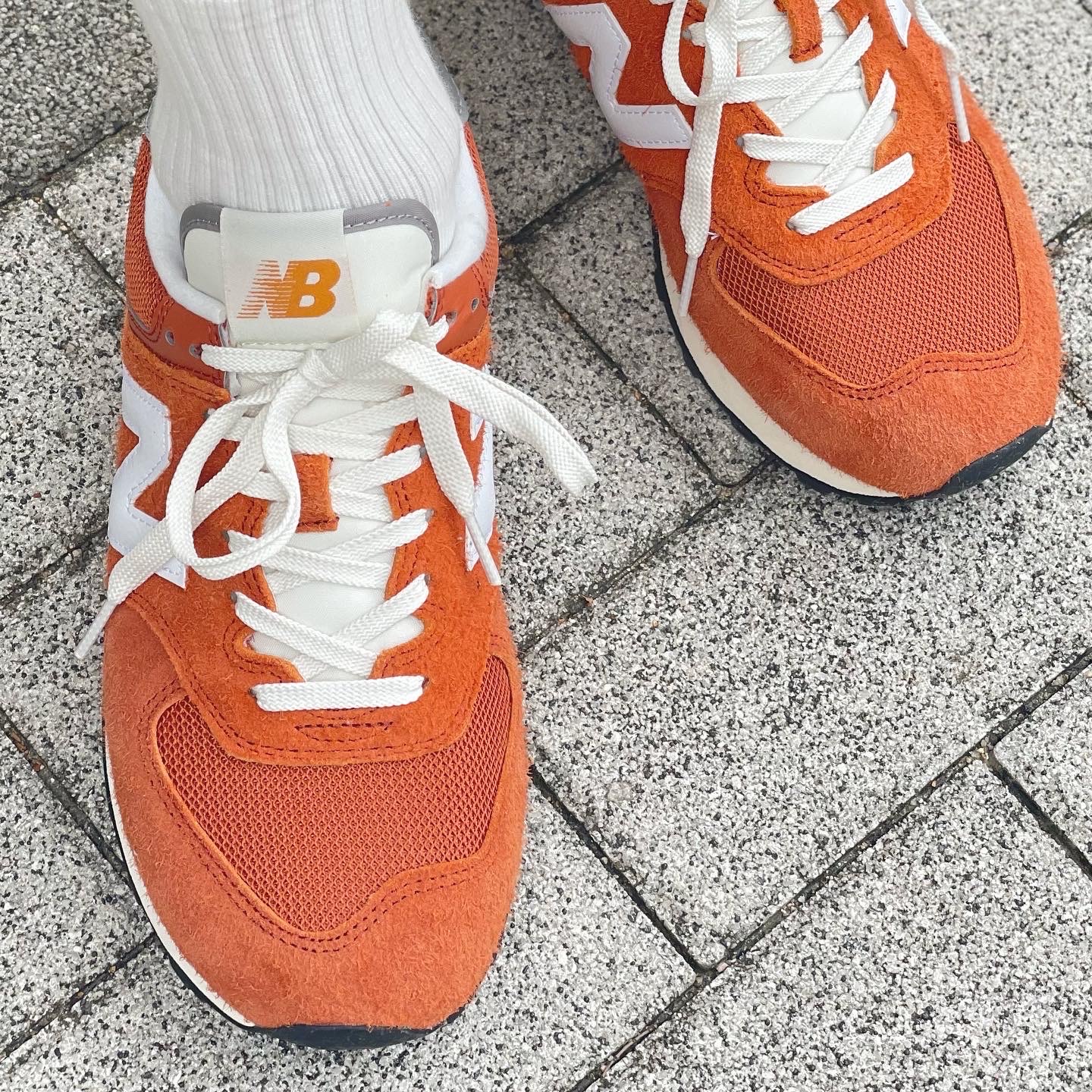 New Balance 574 Heritage Orange Burst White 착용 스타일 - 2
