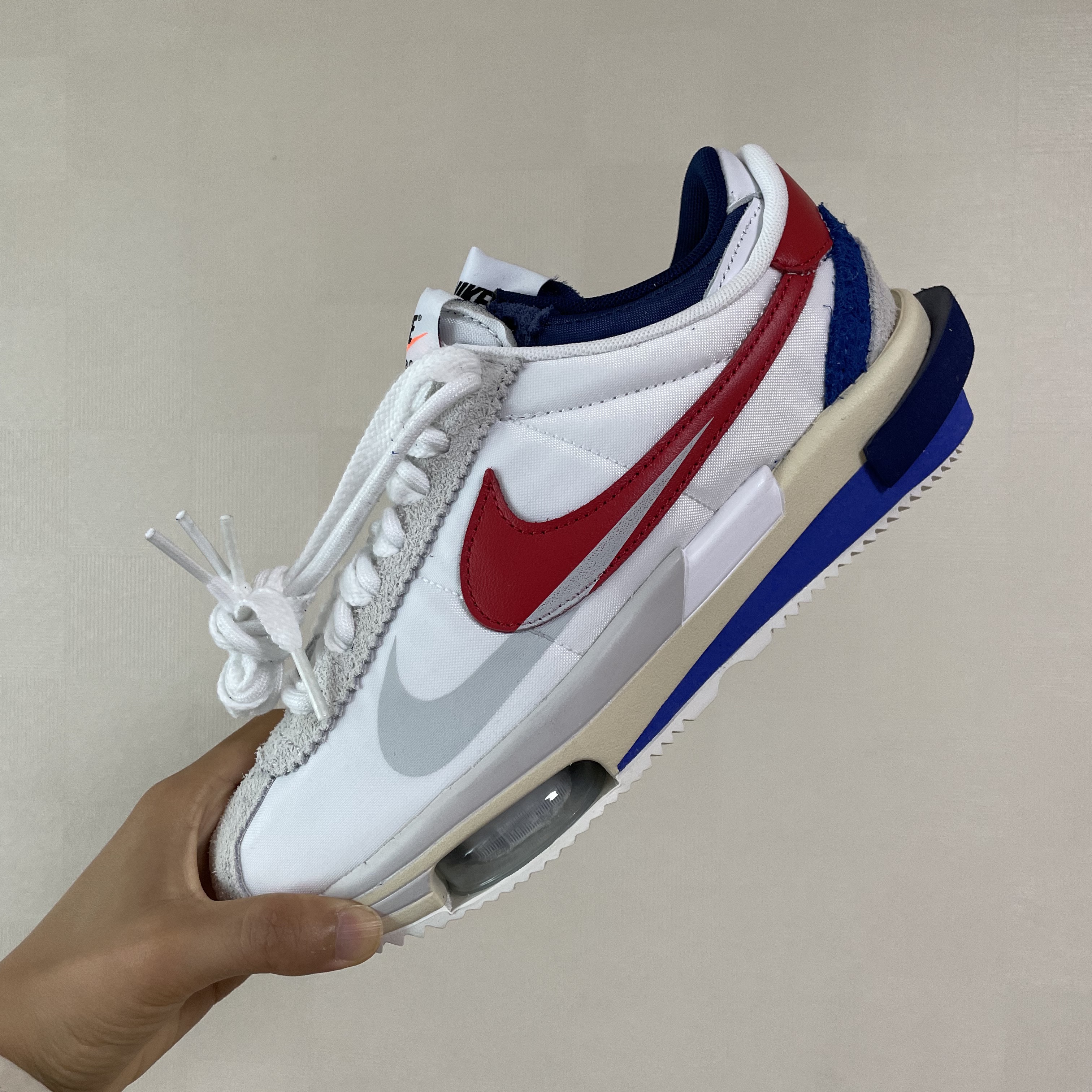 Nike x Sacai Zoom Cortez SP White and University Red 착용 스타일 - 3