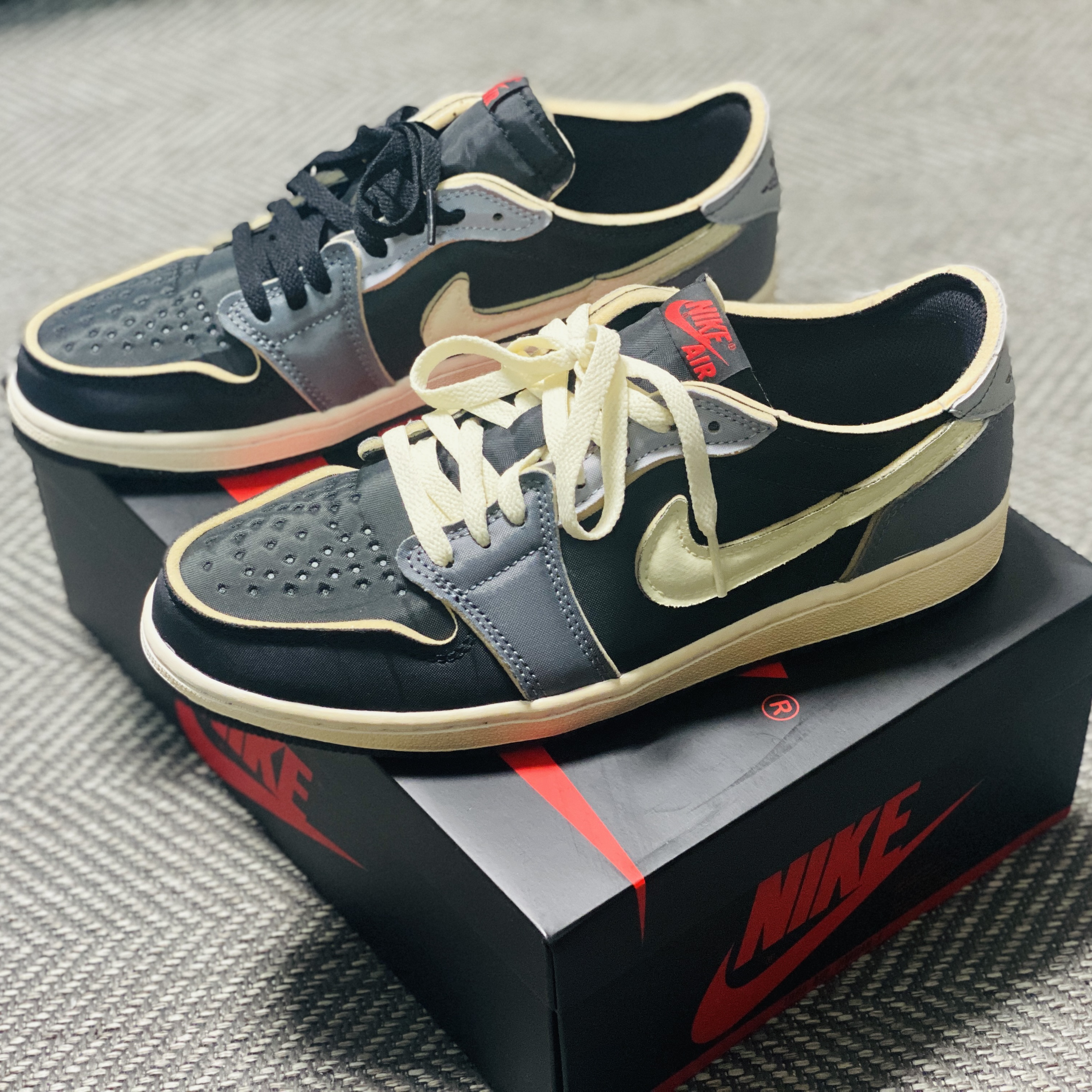Jordan 1 Retro Low OG EX Black and Smoke Grey 착용 스타일 - 3