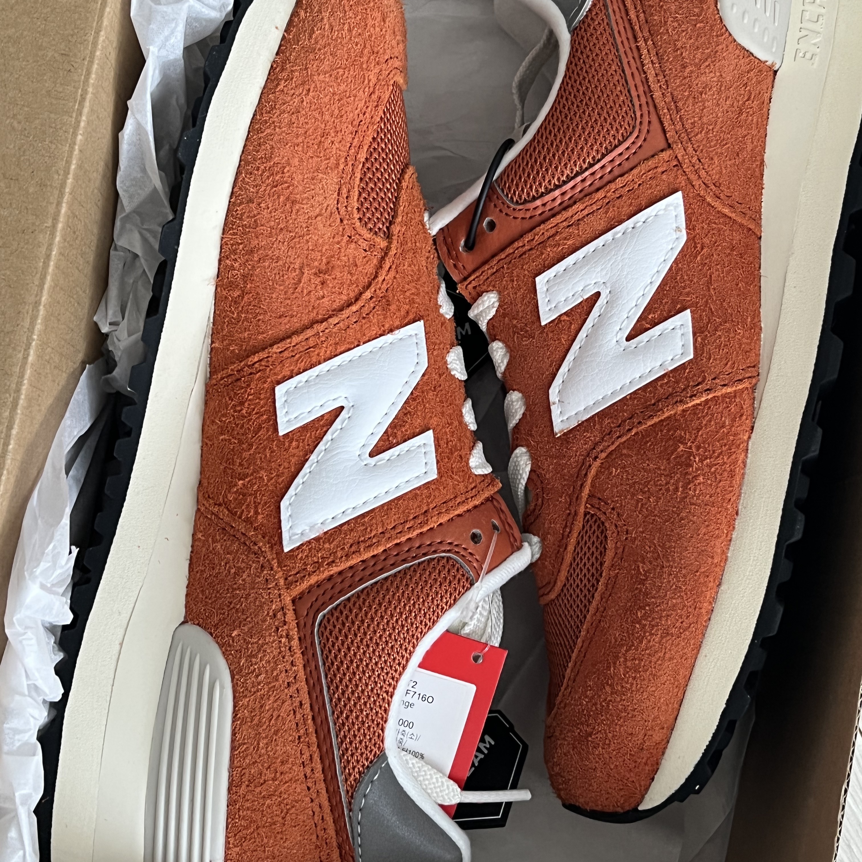 New Balance 574 Heritage Orange Burst White 착용 스타일 - 2