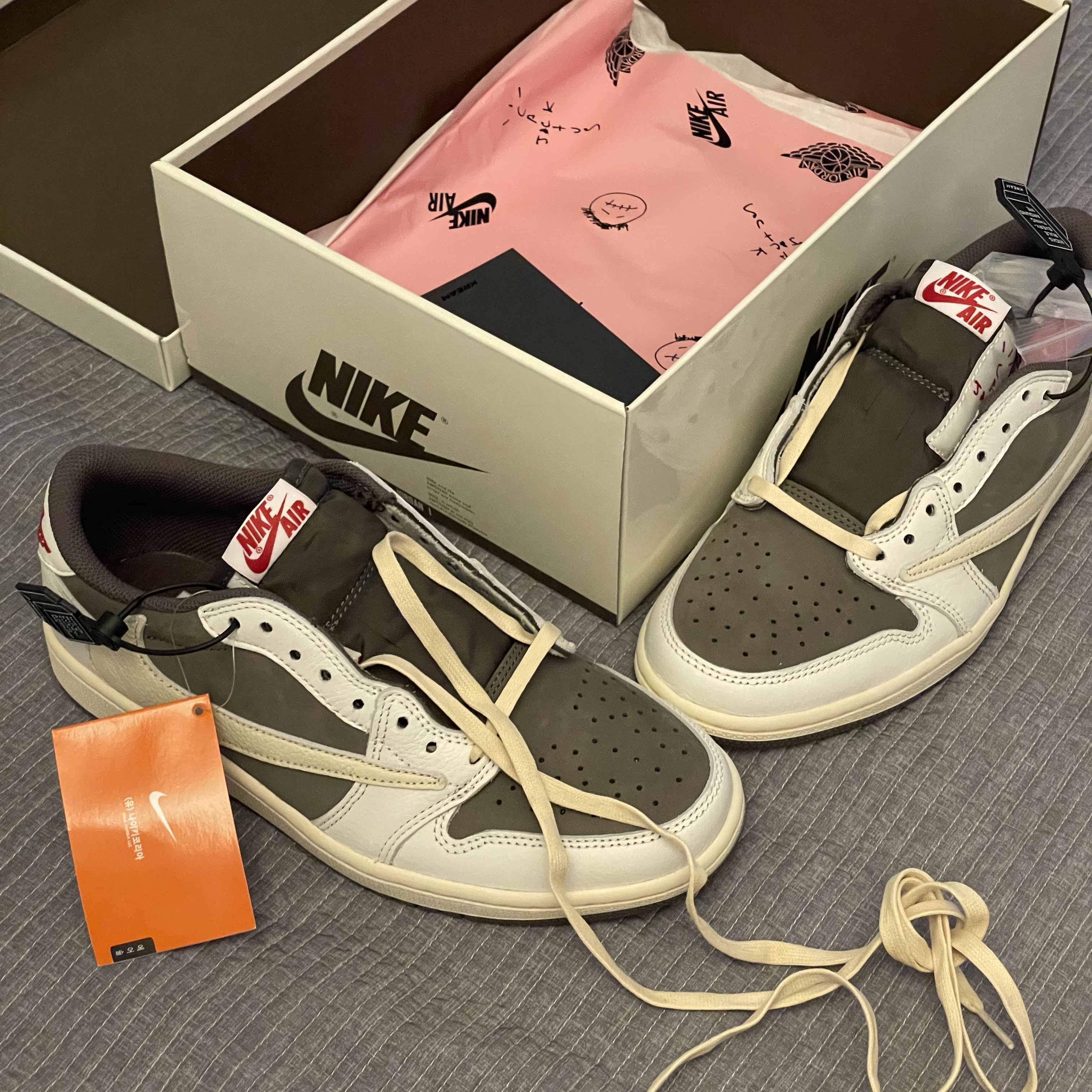 Jordan 1 x Travis Scott Retro Low OG SP Sail and Ridgerock, Jordan x Travis Scott x Fragment Hoodie Black (DJ0615-010) 착용 스타일 - 2
