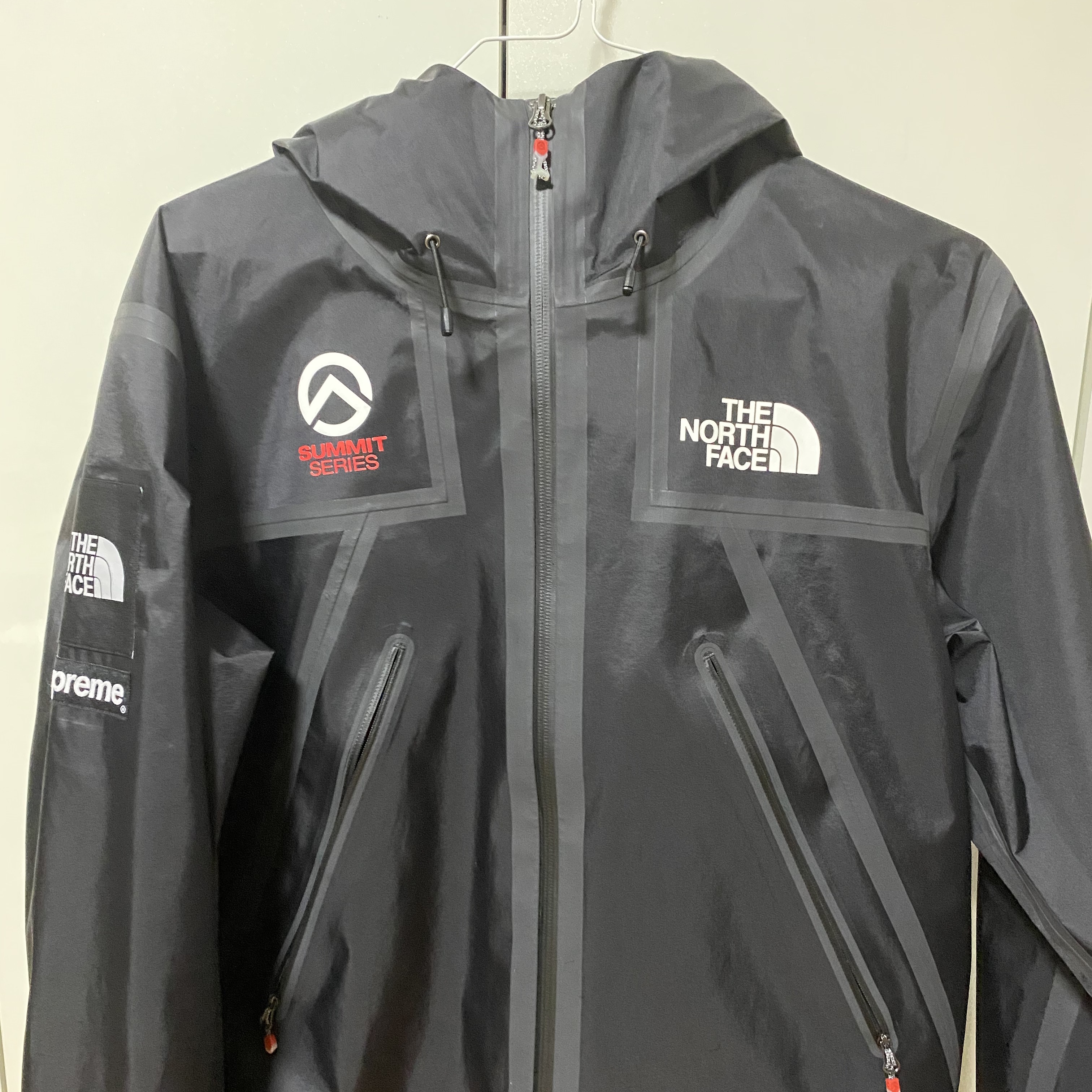 Supreme x Nike Arc Corduroy Hooded Jacket Black - 22SS, Supreme x The North Face Summit Series Outer Tape Seam Jacket Black - 21SS 착용 스타일 - 4