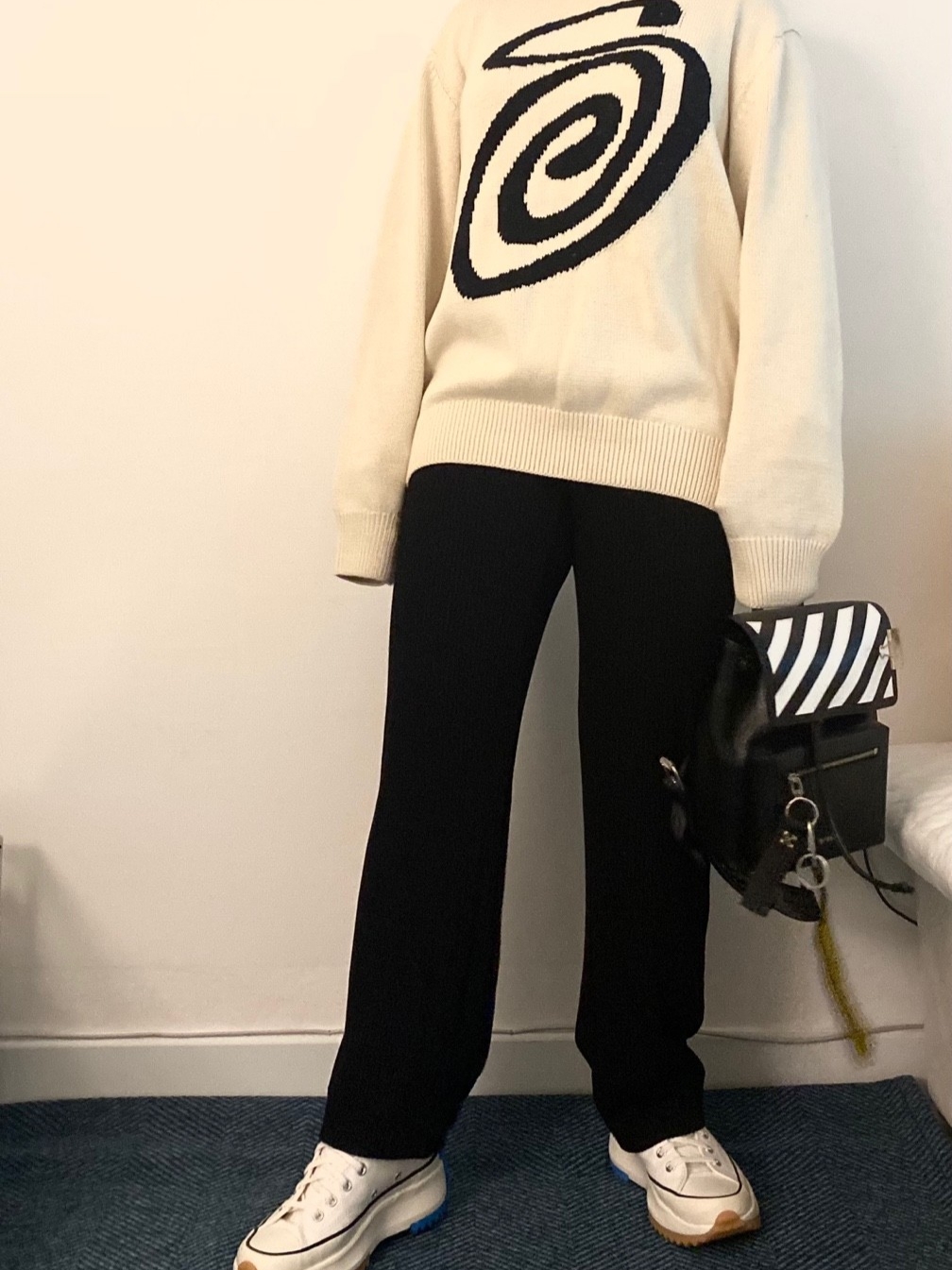 Stussy Curly S Sweater Natural, Converse x JW Anderson Run Star Hike Hi White 착용 스타일 - 1