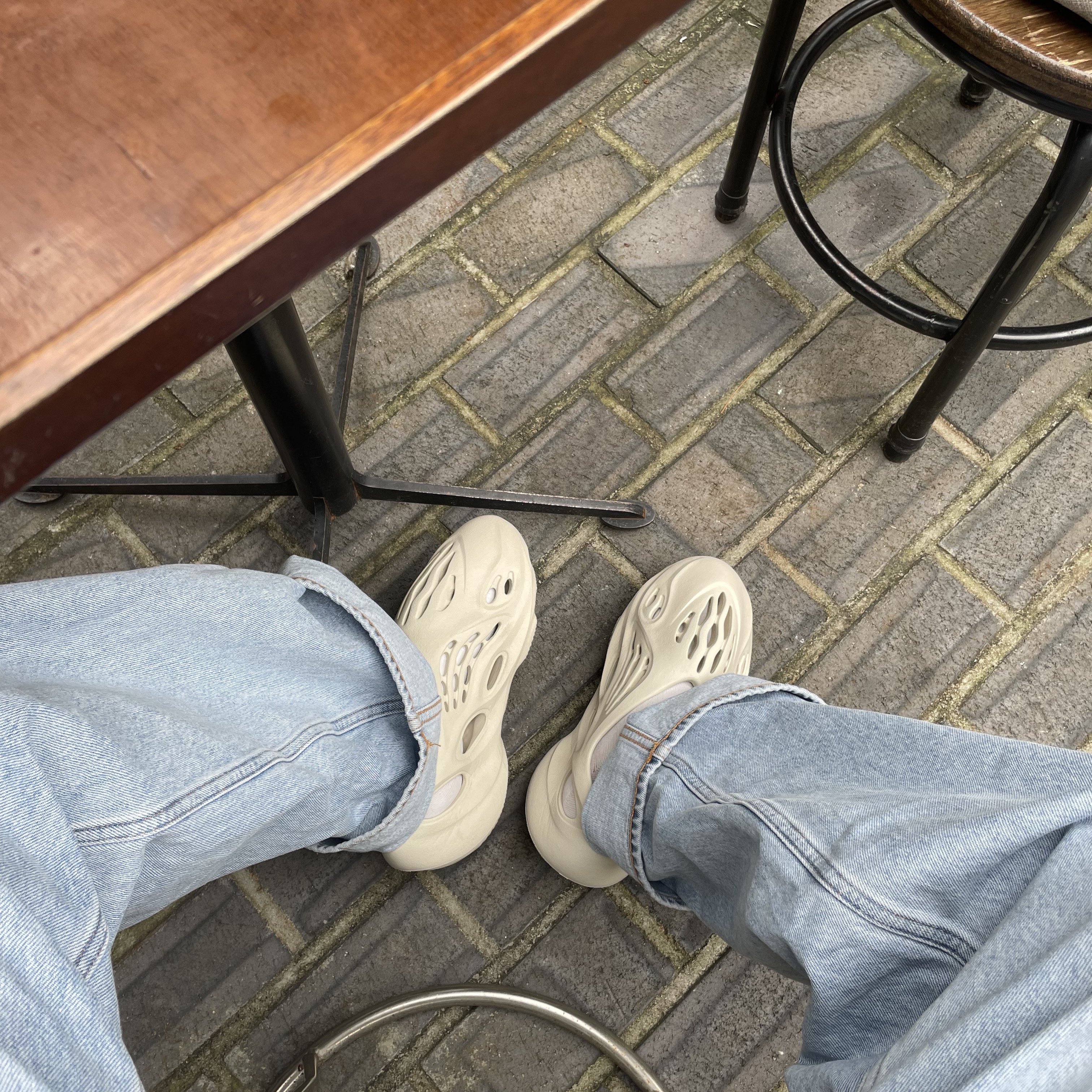 Adidas Yeezy Foam RNNR Sand 착용 스타일