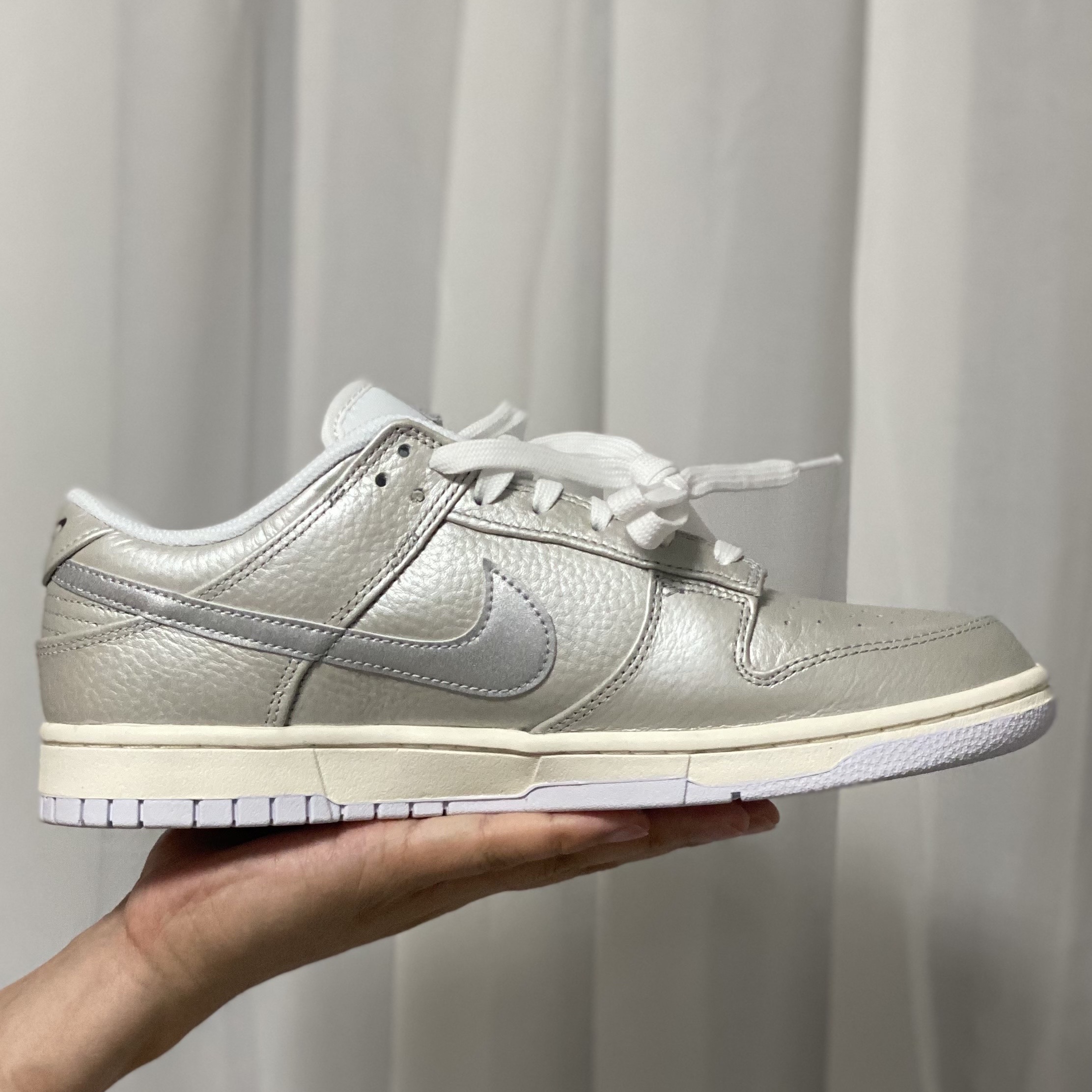 Nike Dunk Low SE Metallic Silver, Jordan 1 Low Night Track 착용 스타일 - 2