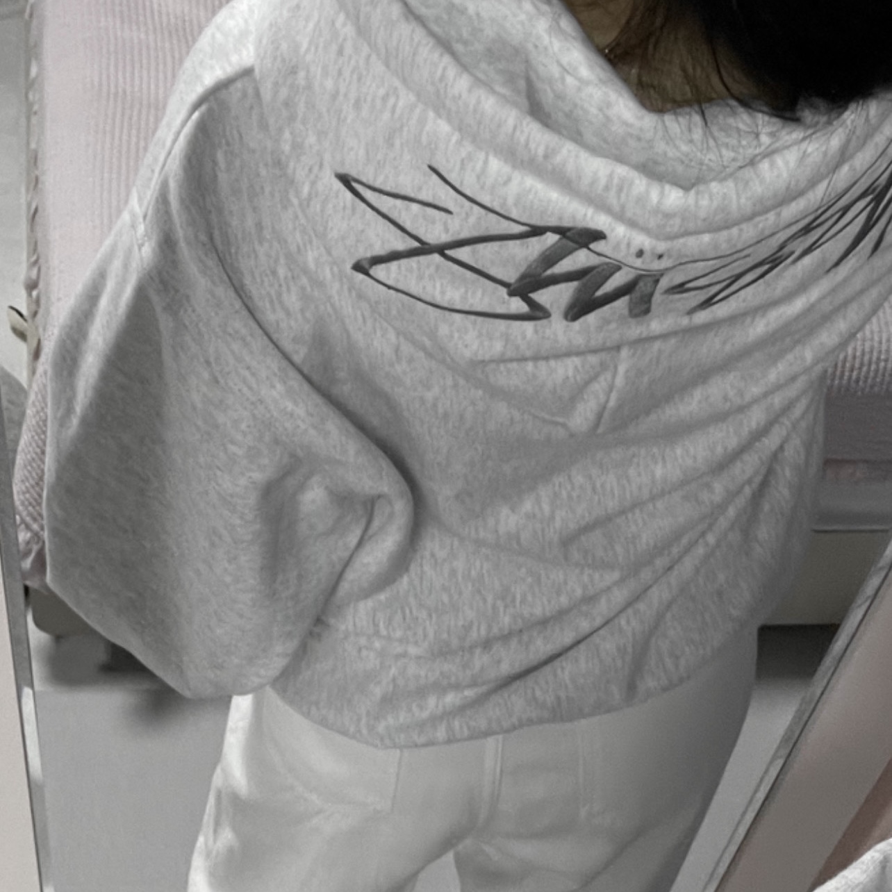 COS Quilted Oversized Shoulder Bag Off White Light Beige, Stussy Back Applique Hoodie Black 착용 스타일 - 2