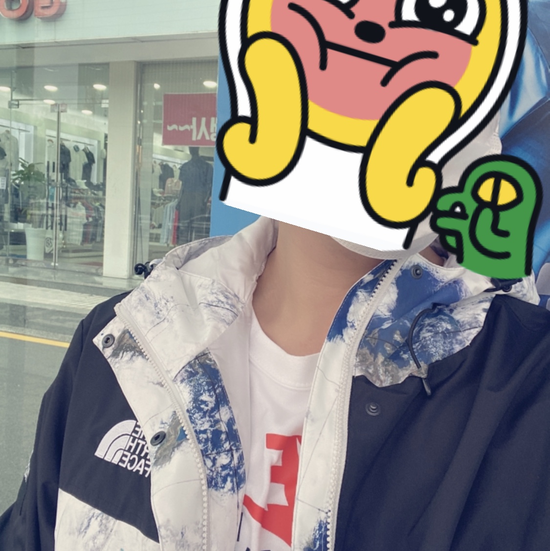 The North Face Novelty Vaiden Jacket White Sand, Nike x Stussy International Beach Crew T-Shirt White - US/EU 착용 스타일 - 1
