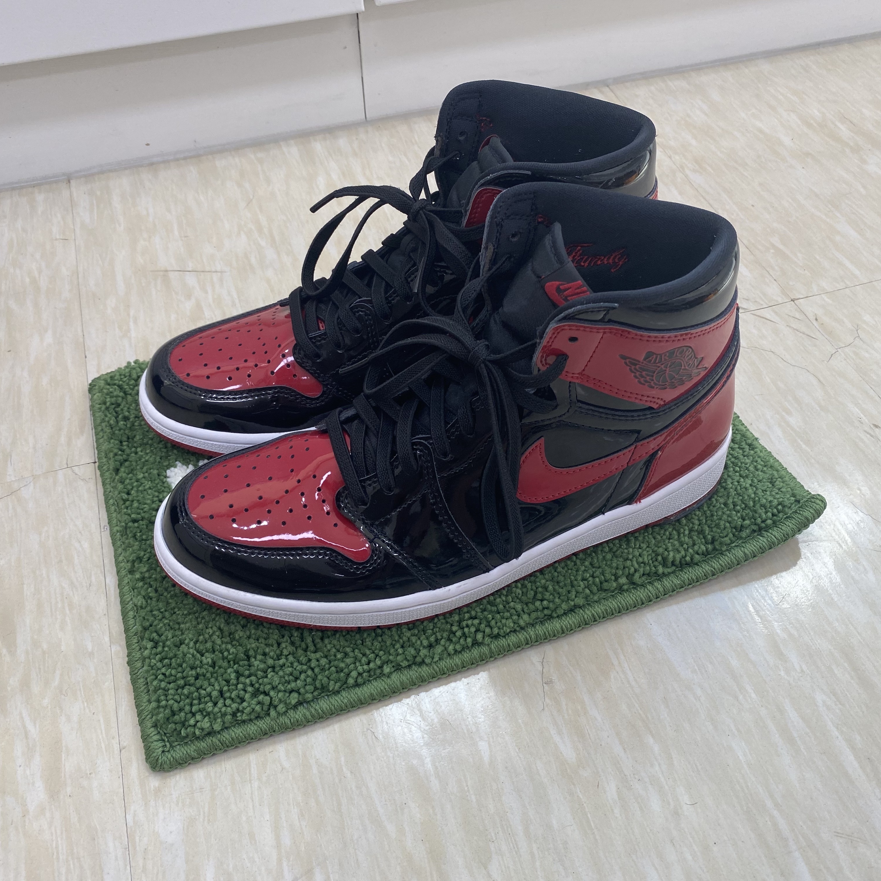 Jordan 1 Retro High OG Patent Bred, Nike x Stussy Benassi Slide Off Noir 착용 스타일 - 1
