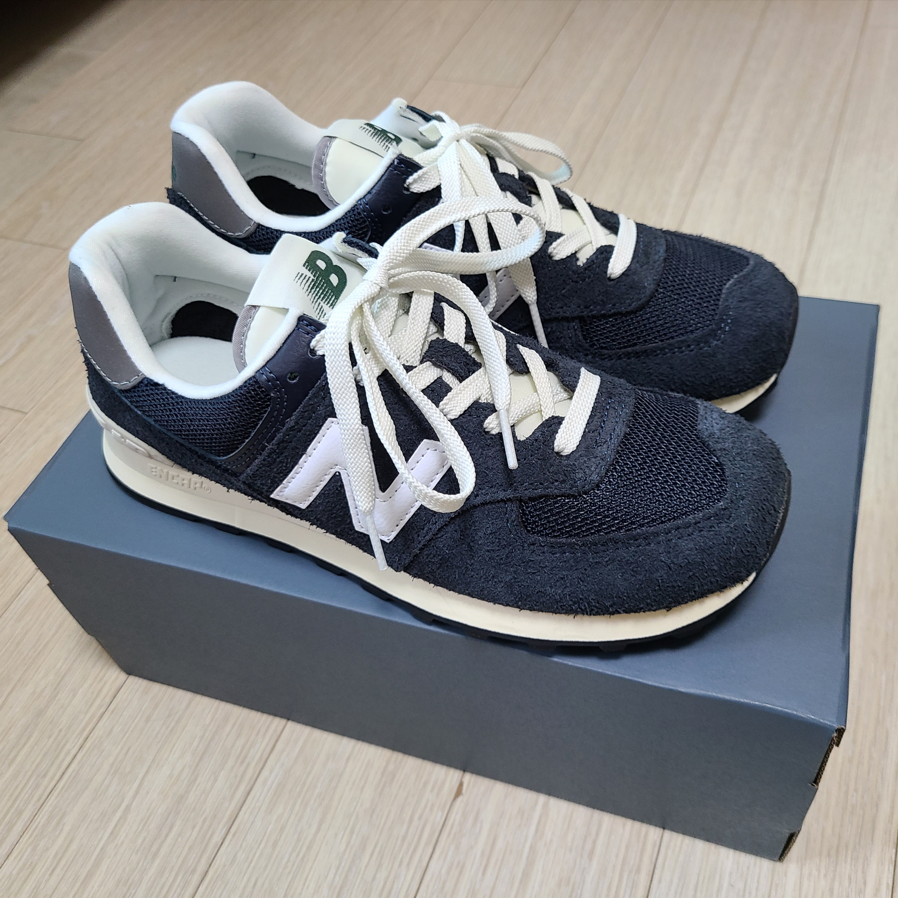 New Balance 574 Heritage Navy 착용 스타일