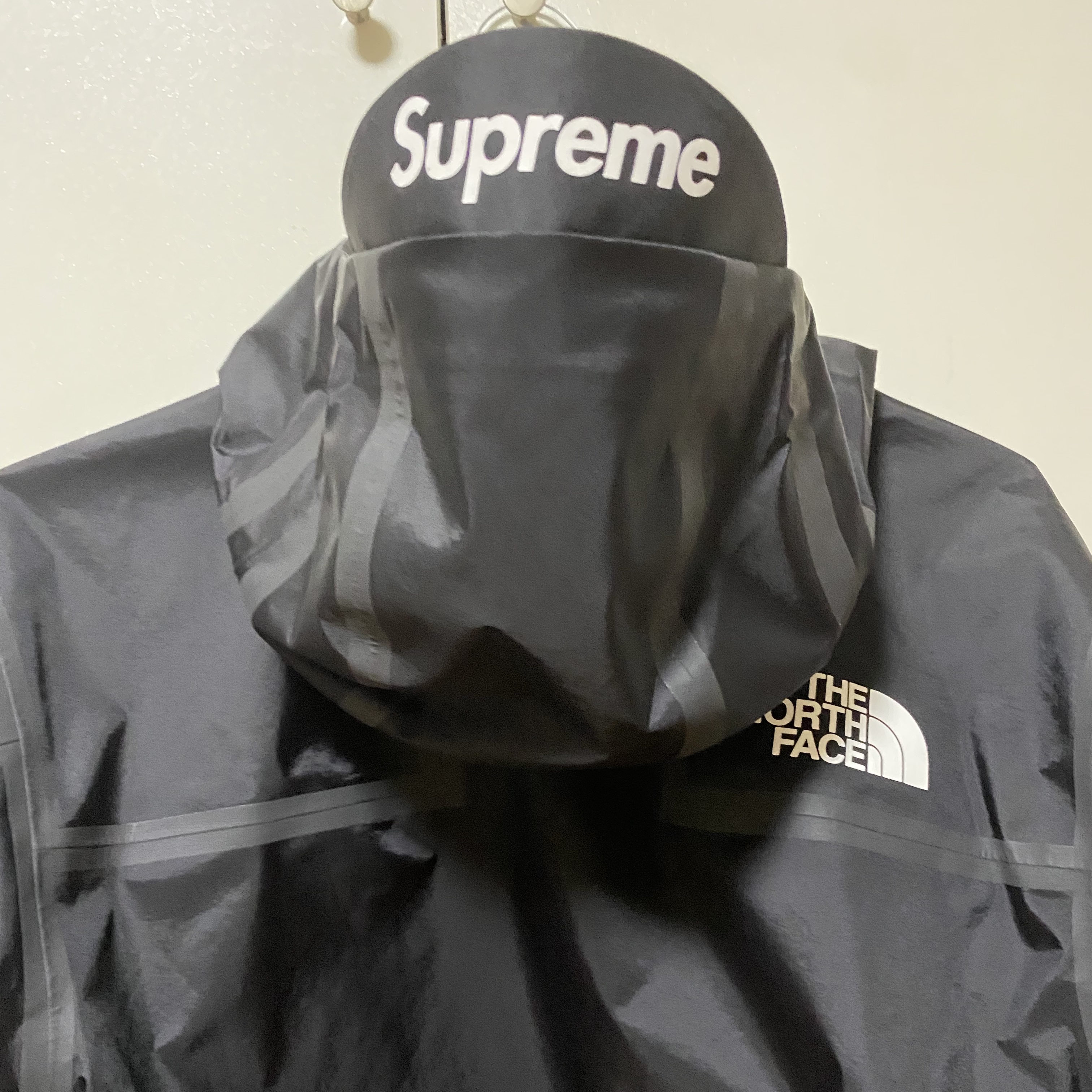 Supreme x Nike Arc Corduroy Hooded Jacket Black - 22SS, Supreme x The North Face Summit Series Outer Tape Seam Jacket Black - 21SS 착용 스타일 - 5