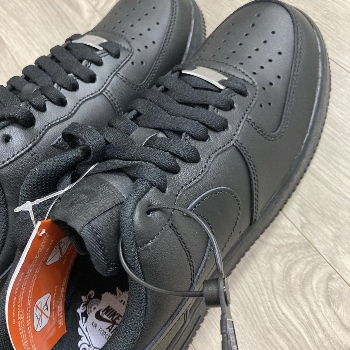 Nike Air Force 1 '07 Low Triple Black 착용 스타일