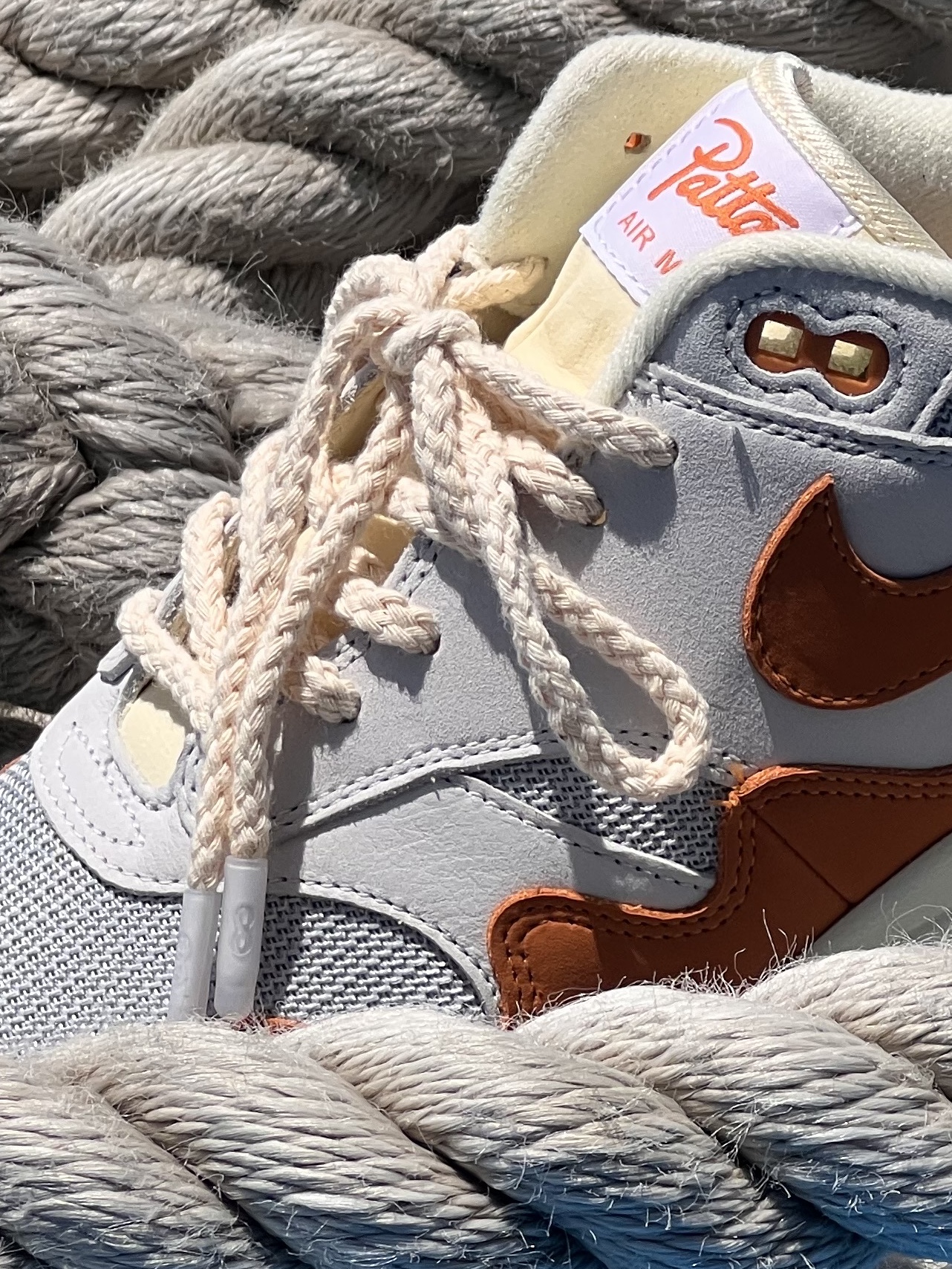 Nike x Patta Air Max 1 Monarch 착용 스타일