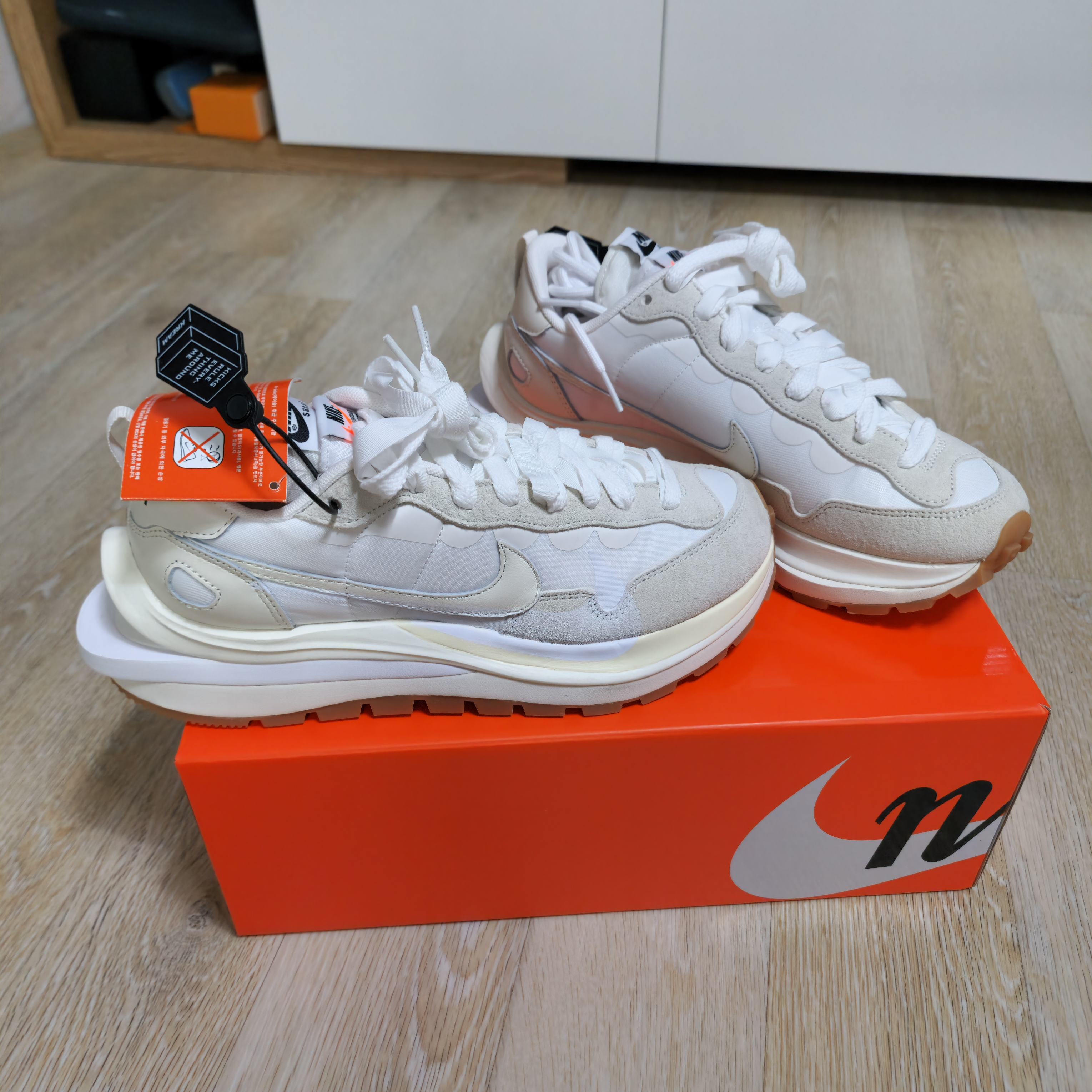 Nike x Sacai VaporWaffle White and Gum 착용 스타일