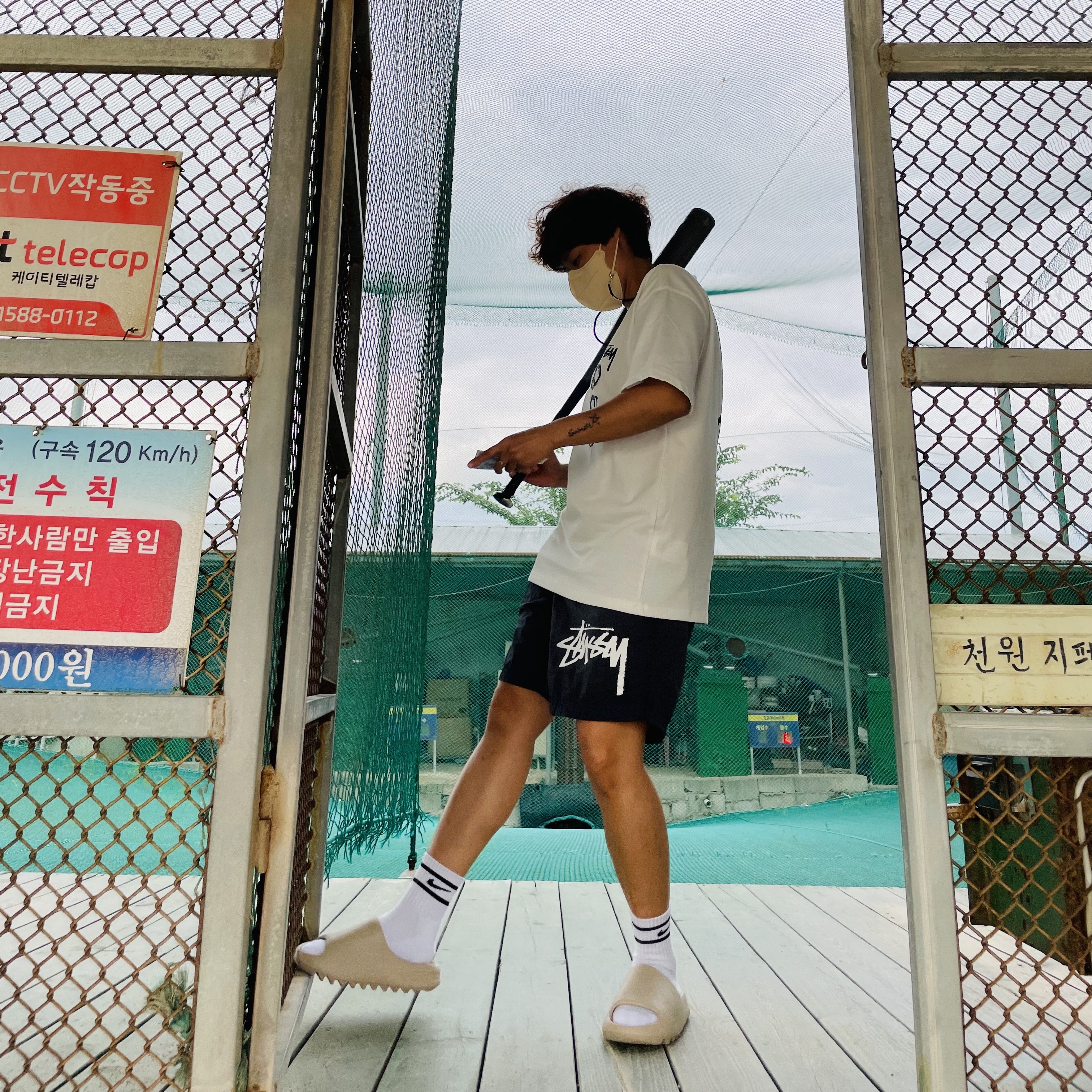 Nike x Stussy NRG RA T-Shirt Summit White (DM4942-121), Nike x Stussy Water Shorts Off Noir 착용 스타일 - 2