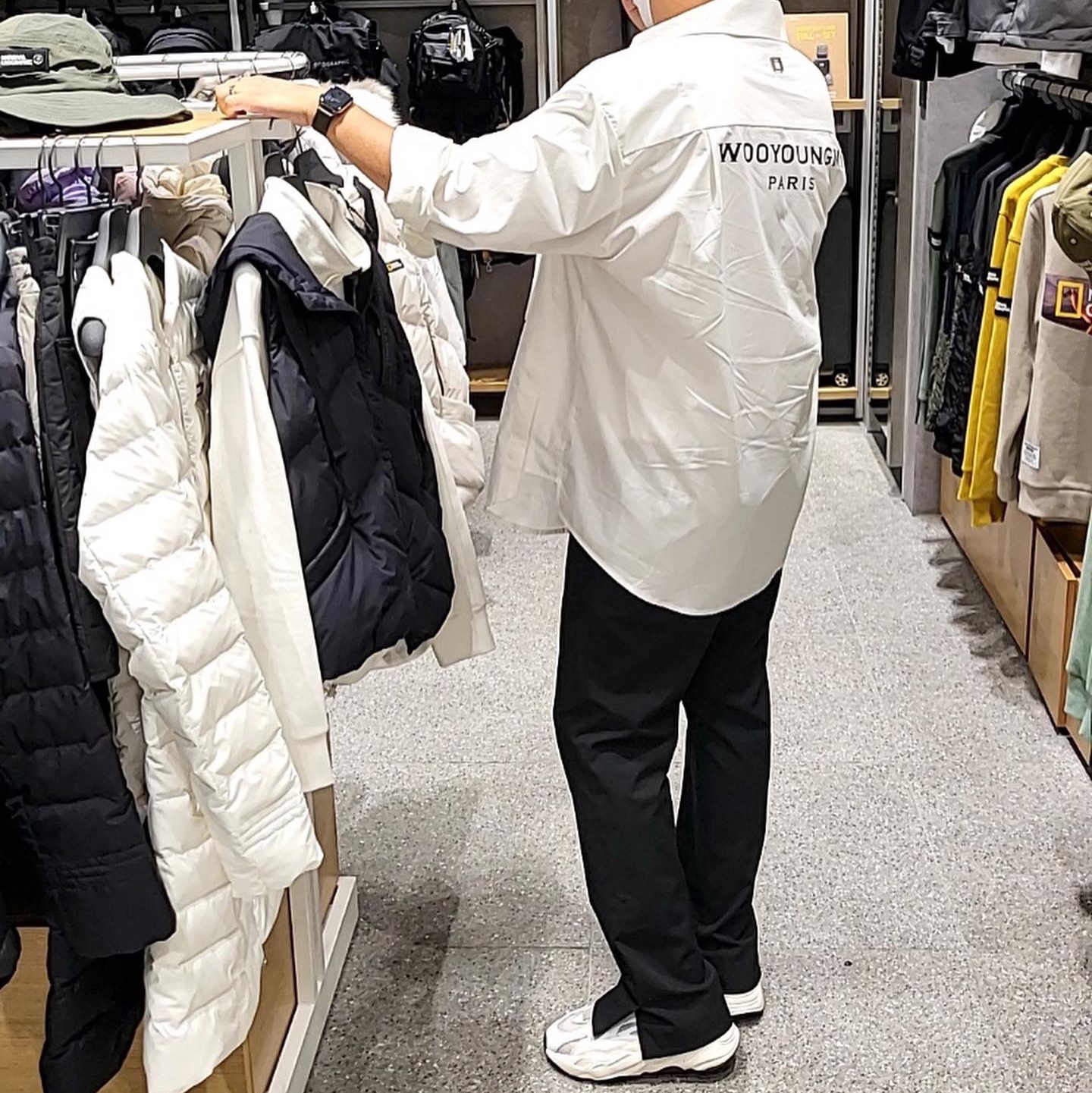 Wooyoungmi Cotton Back Logo Shirt White - 22FW 착용 스타일 - 2