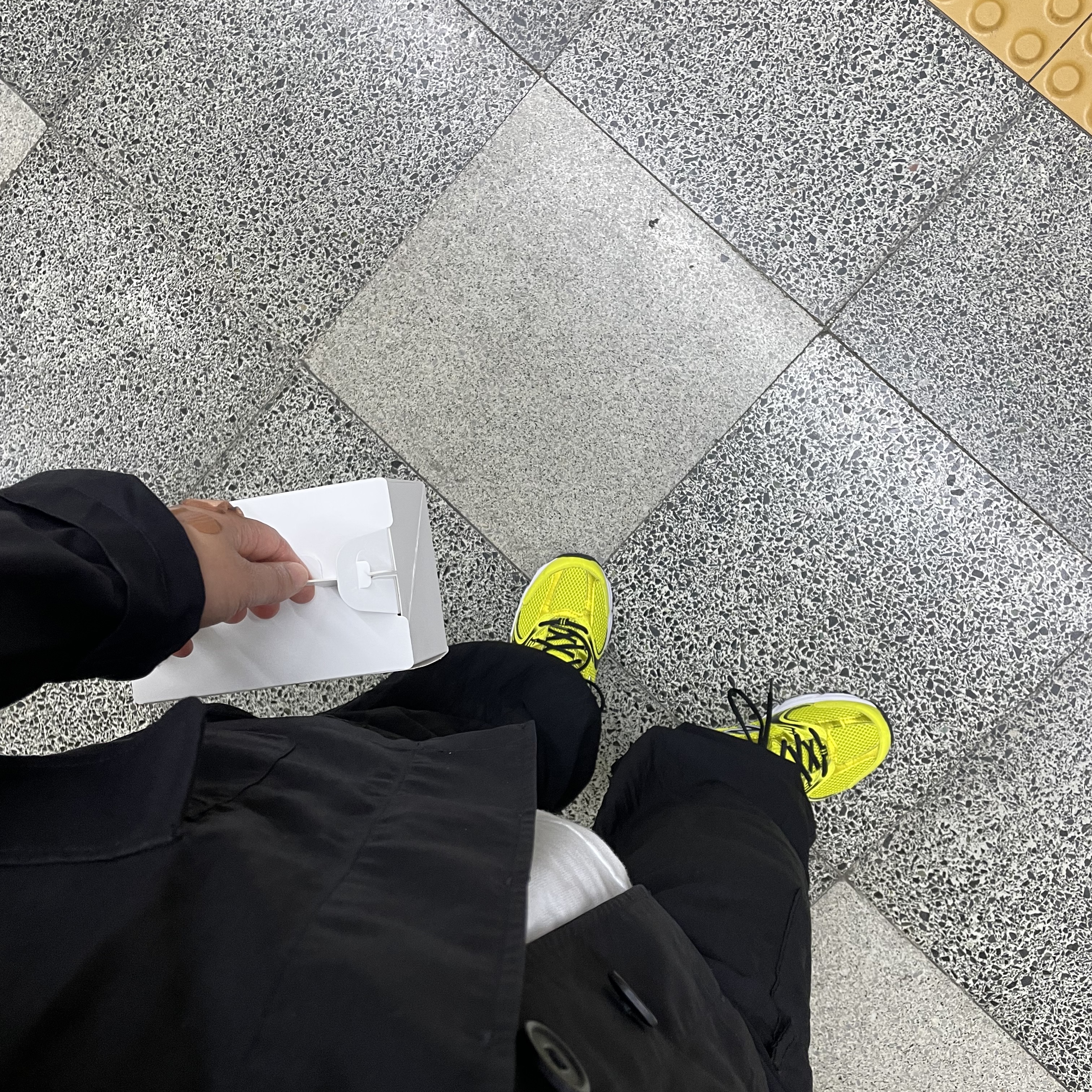 New Balance 530 Yellow 착용 스타일