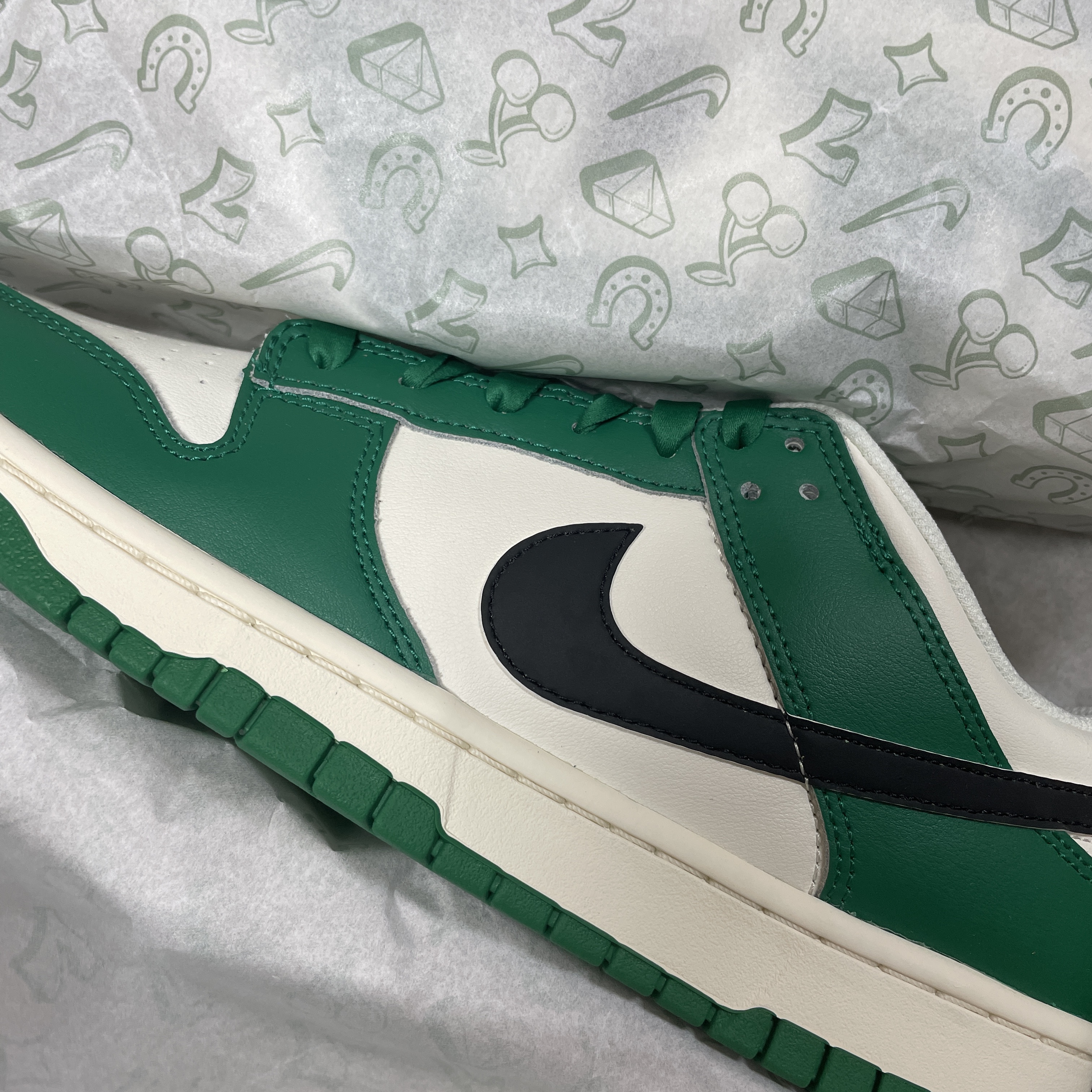 Nike Dunk Low Retro SE Jackpot Malachite, (W) Jordan 1 Retro High OG Lucky Green 착용 스타일 - 4