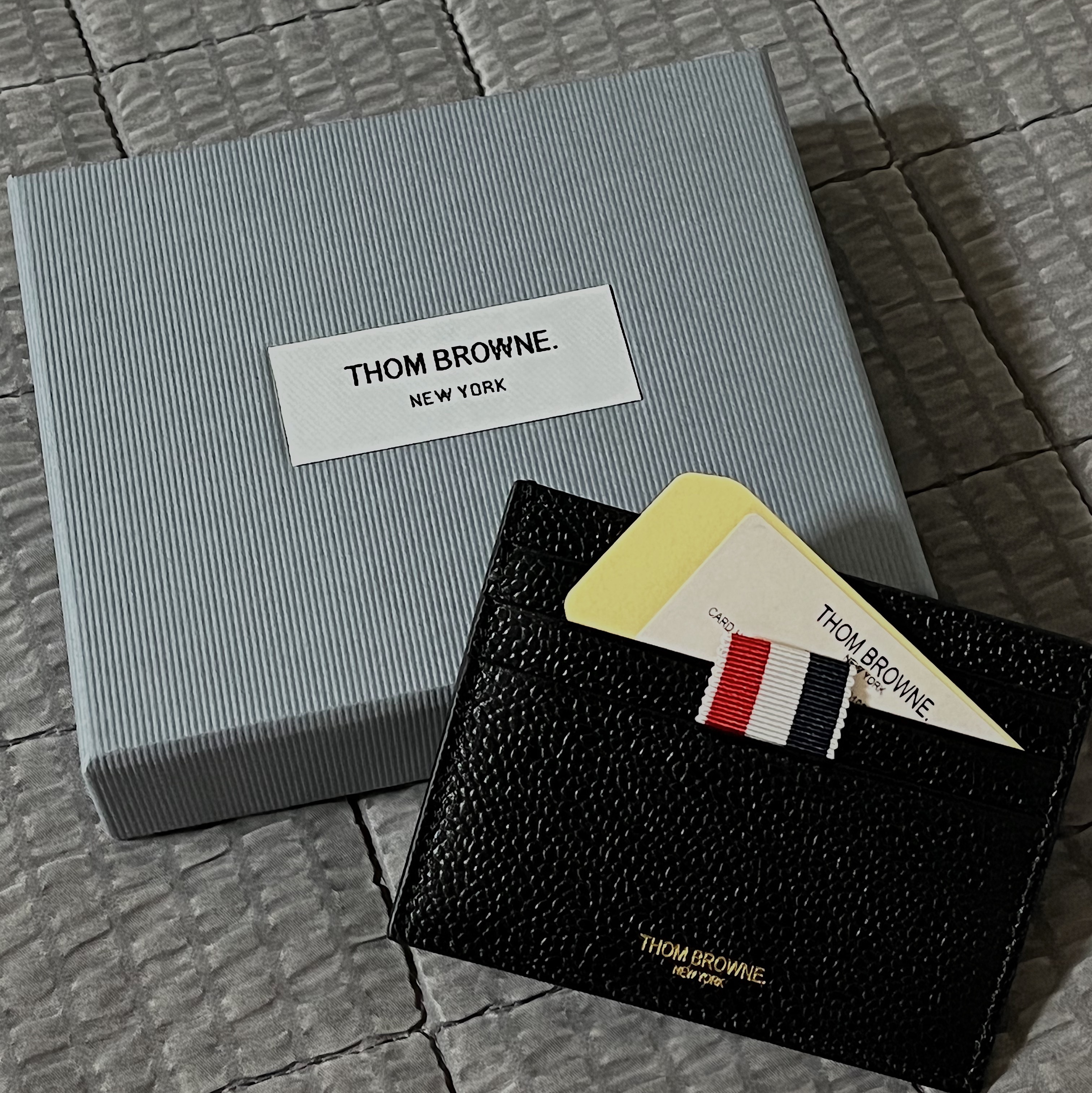 Thom Browne Pebble Grain Leather Stripe Note Compartment Card Holder Black 착용 스타일