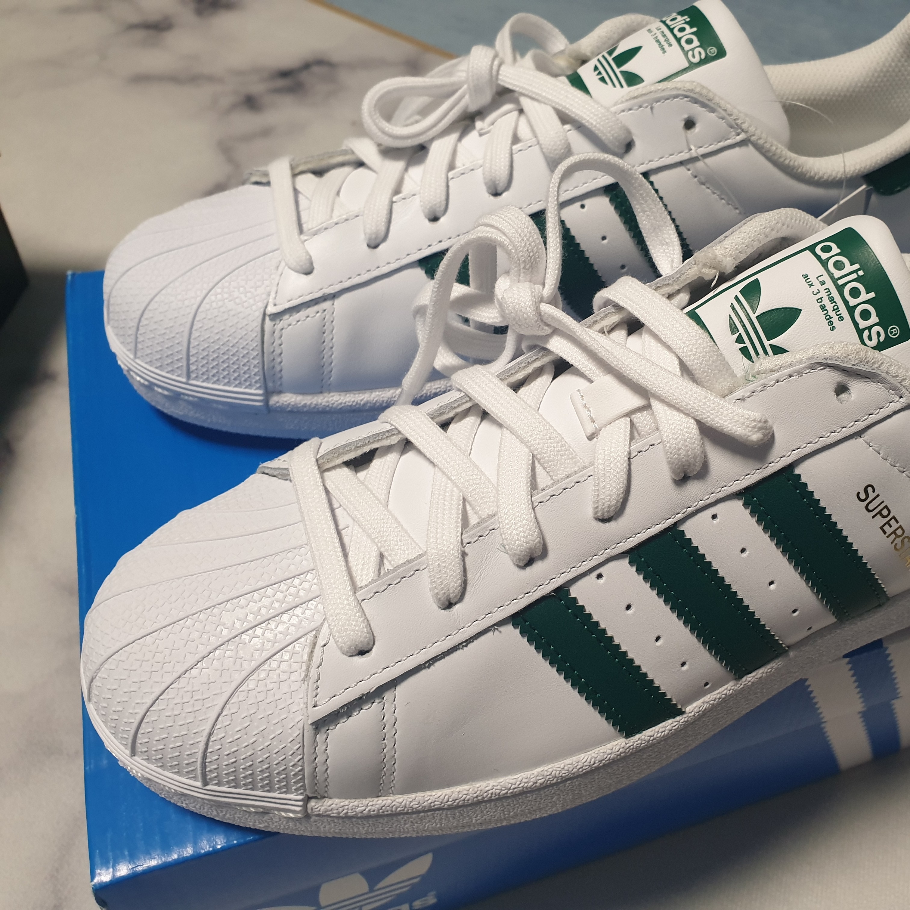 Jordan 1 Low Pine Green, Adidas Superstar White Green Gold 착용 스타일 - 3