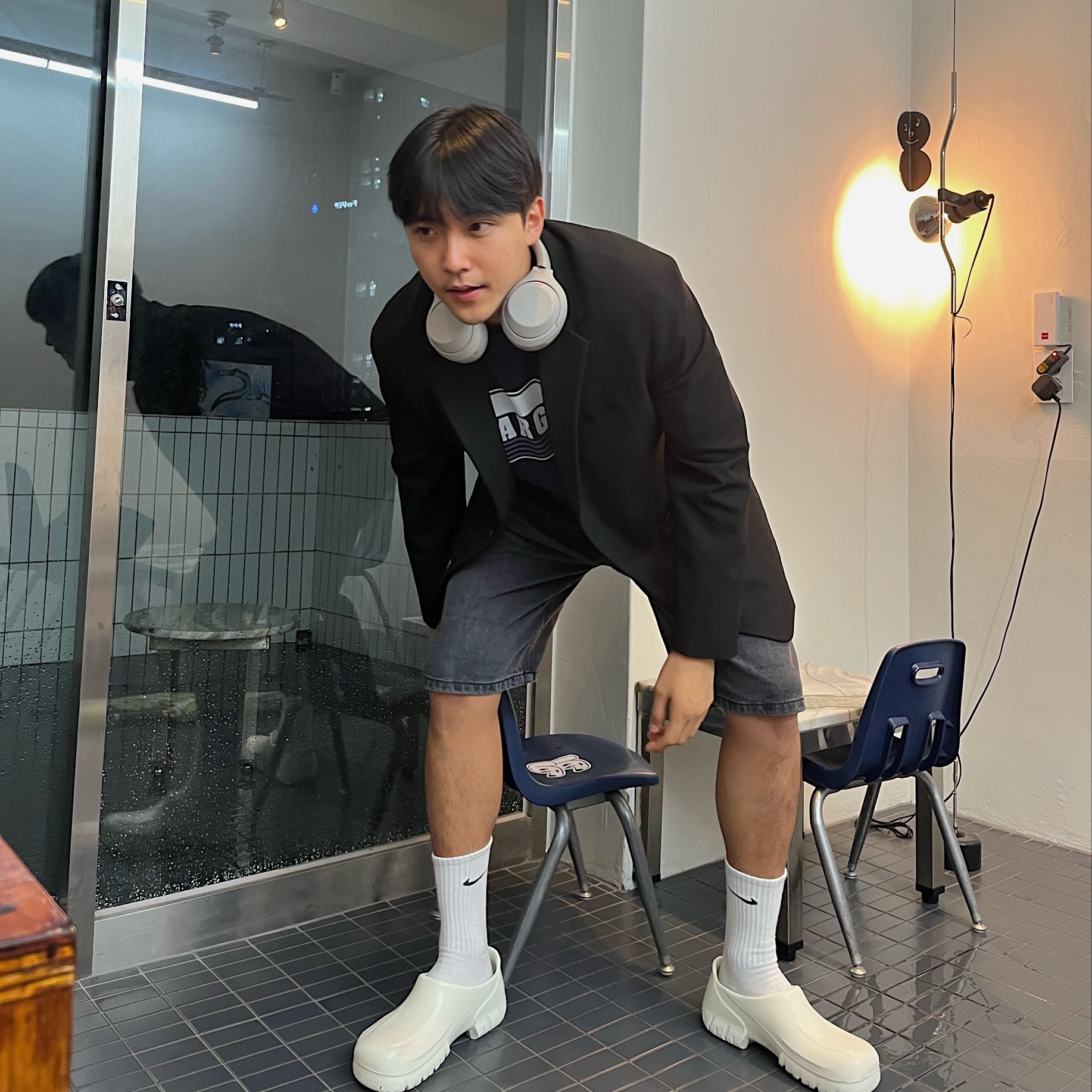 Birkenstock A630 Clog White, Sony WH-1000XM4 Platinum Silver (Korean Ver.) 착용 스타일 - 2