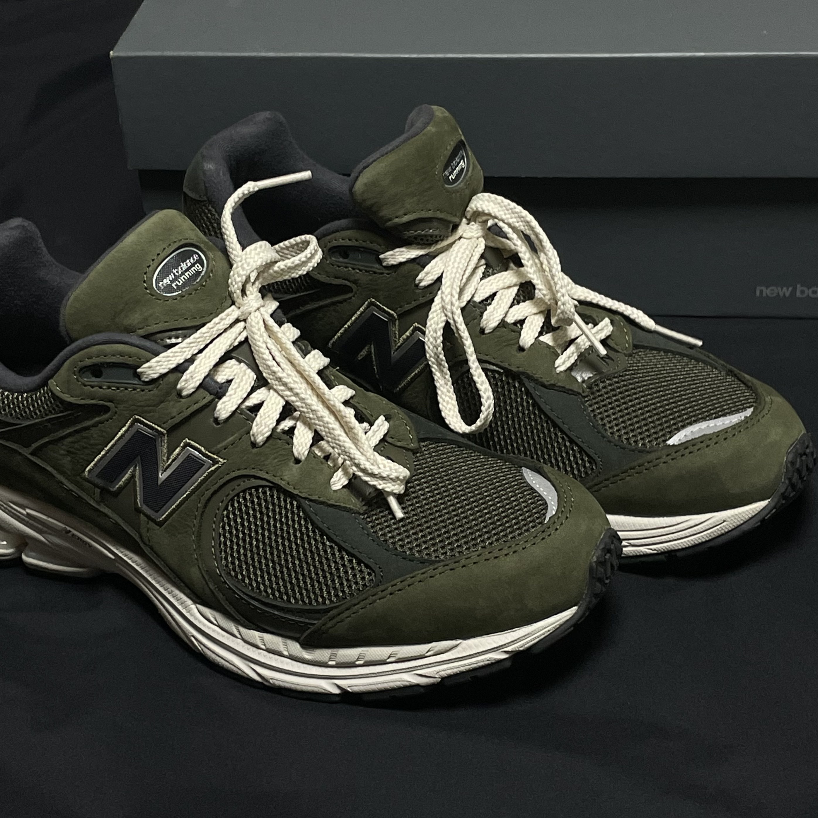 New Balance 2002R Grape Leaf 착용 스타일