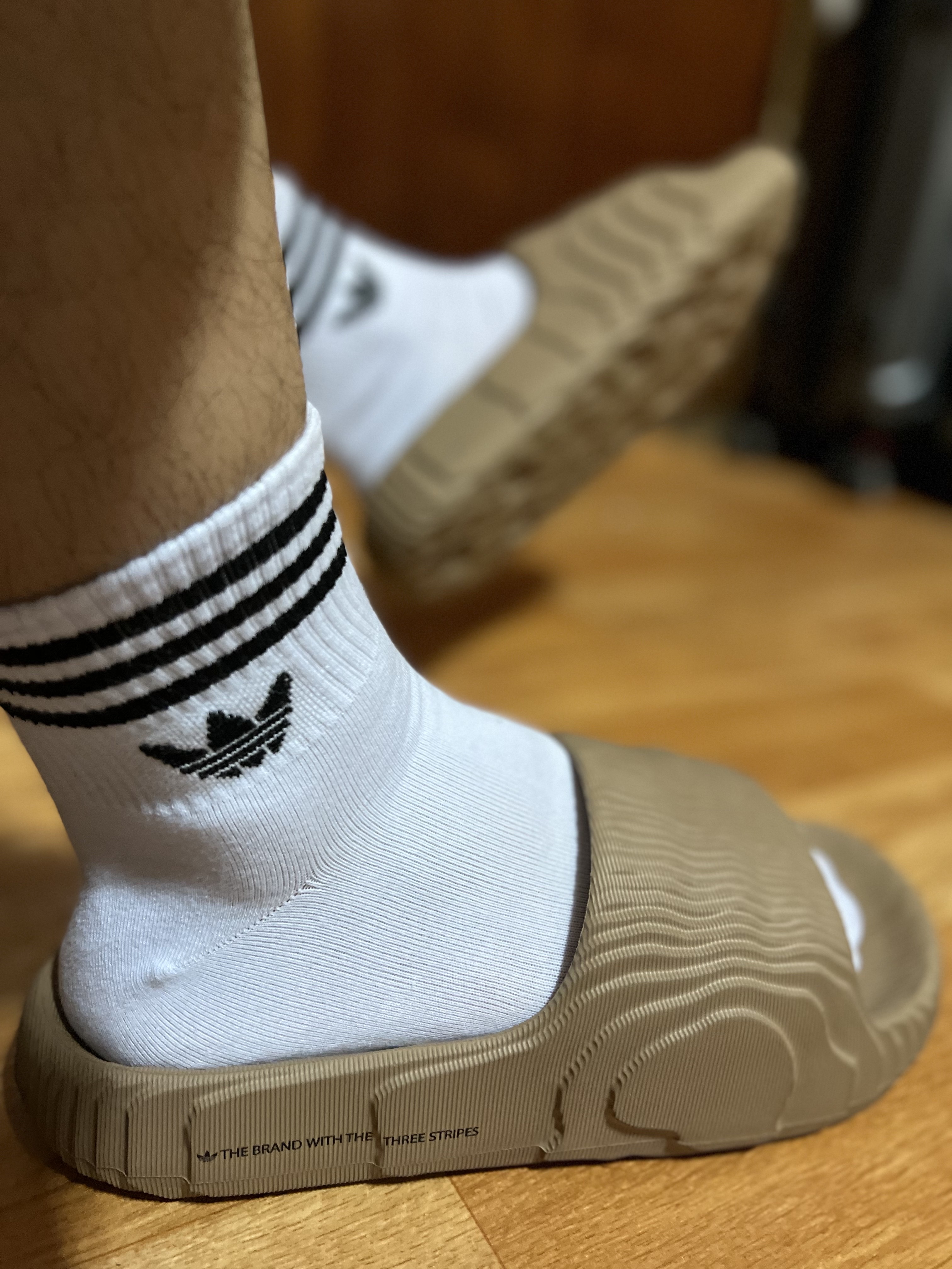 Adidas Adilette 22 Cardboard 착용 스타일 - 2