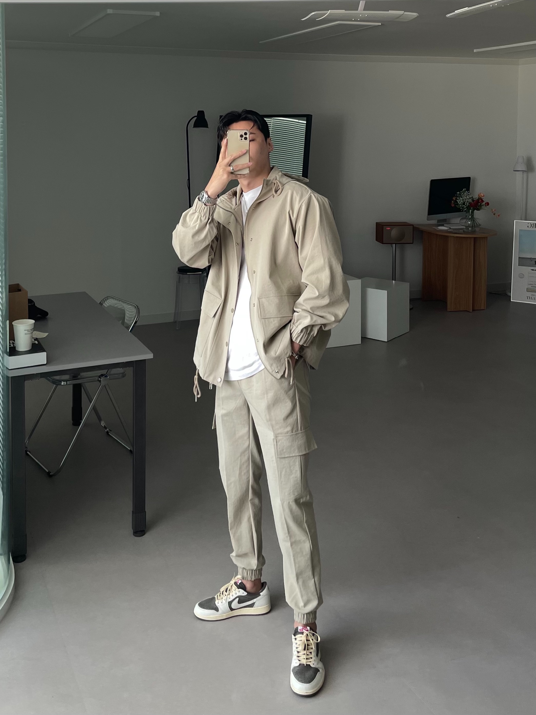 Jordan 1 x Travis Scott Retro Low OG SP Sail and Ridgerock 착용 스타일