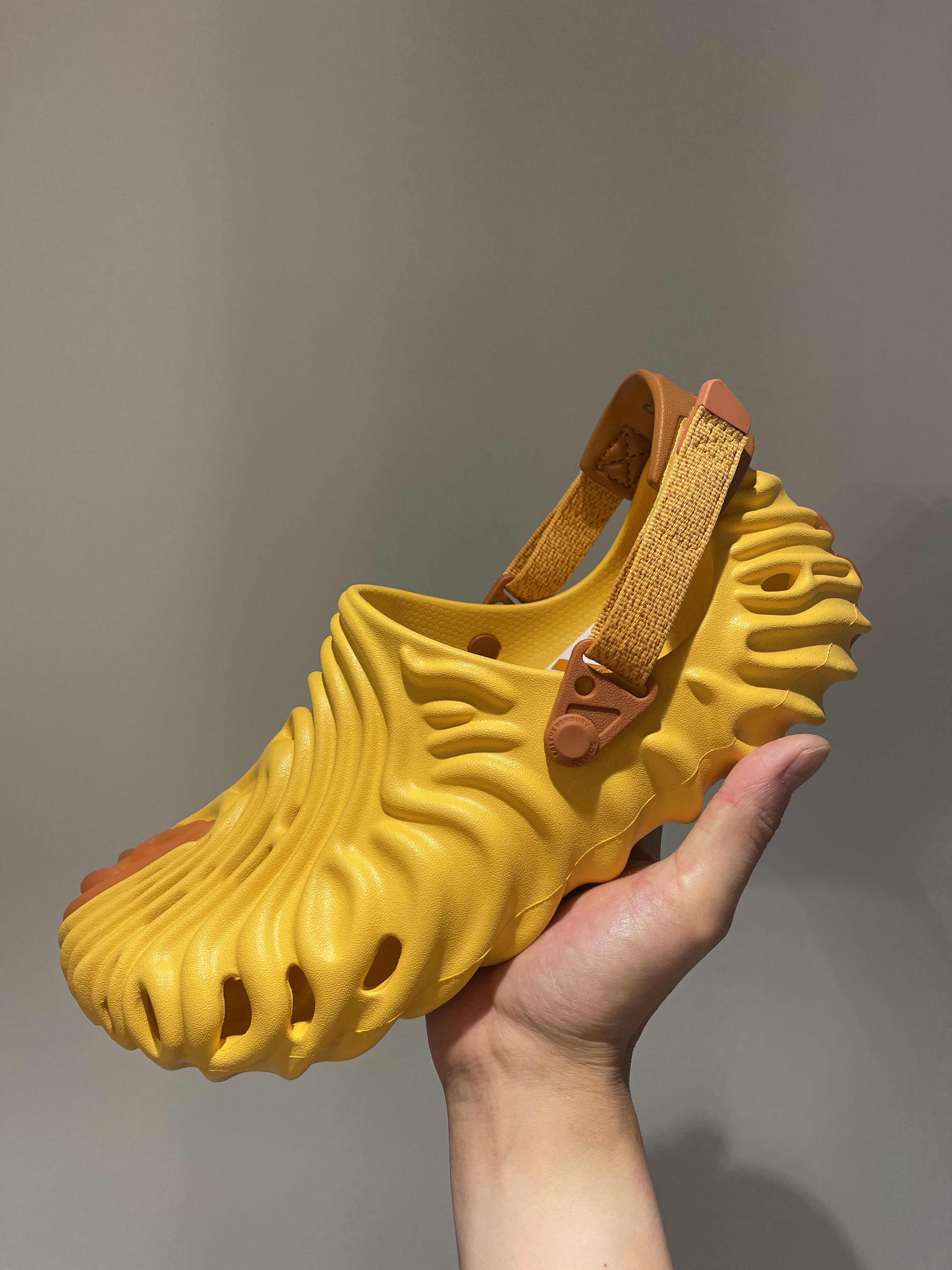 Crocs x Salehe Bembury Pollex Clog Cobbler, Crocs x Salehe Bembury Pollex Clog Urchin 착용 스타일 - 1