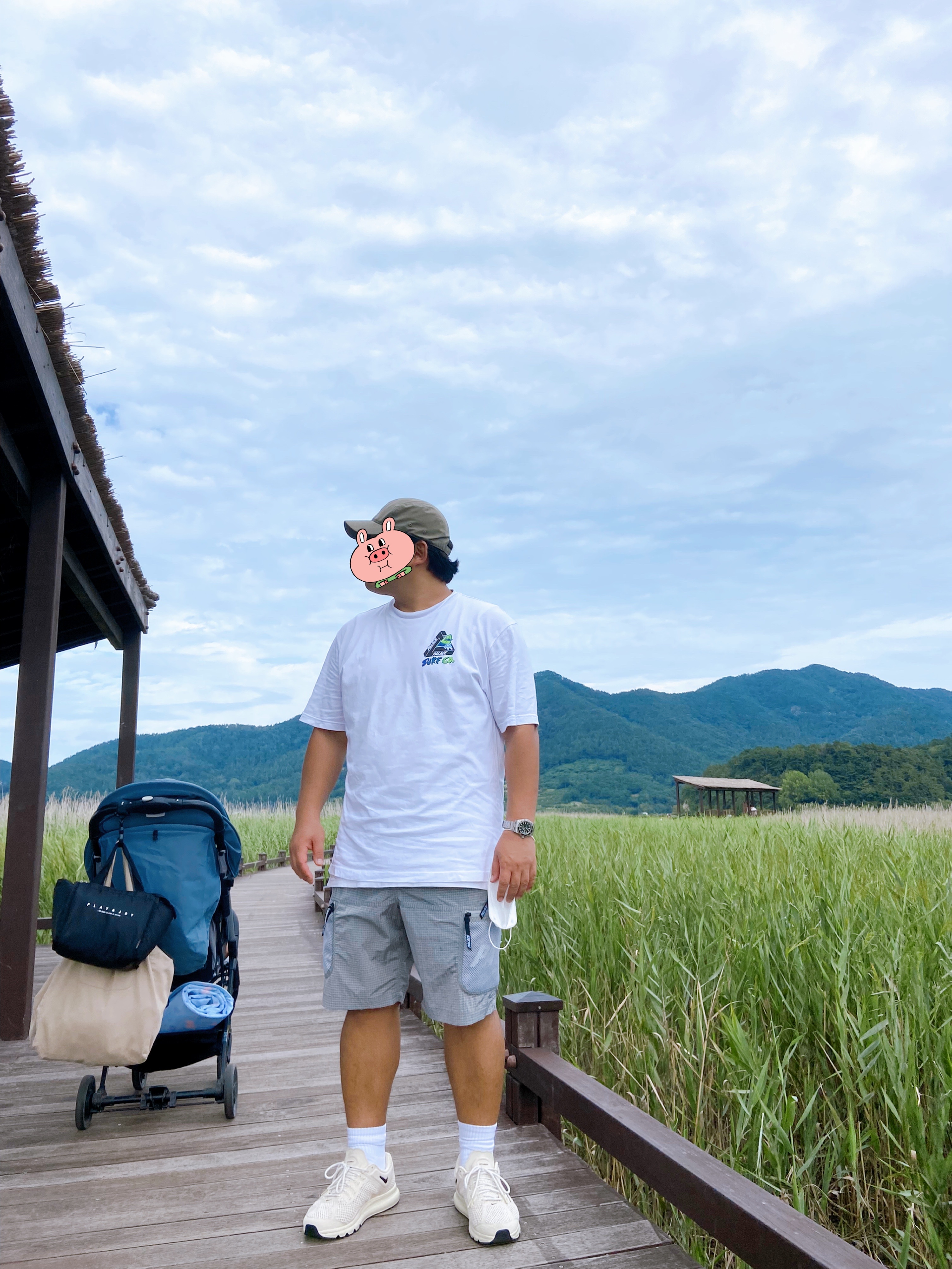 Palace Tri-Surf Co T-Shirt White - 22SS, Palace Mesh Pocket Shell Shorts Grey - 21SS 착용 스타일 - 3