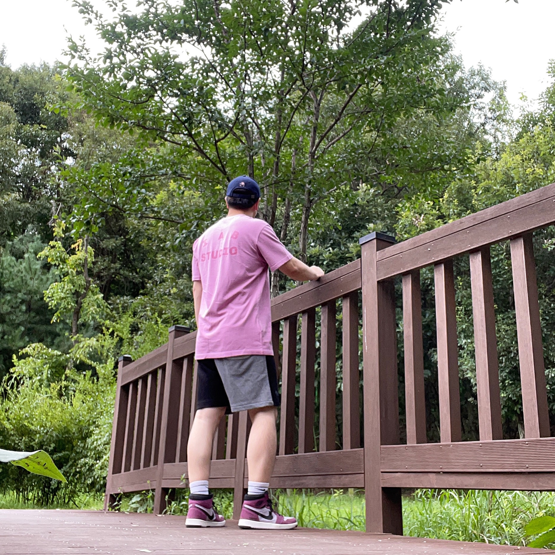 Jordan 1 Element Gore-Tex Berry, IAB Studio Pigment T-Shirt Magenta 착용 스타일 - 1