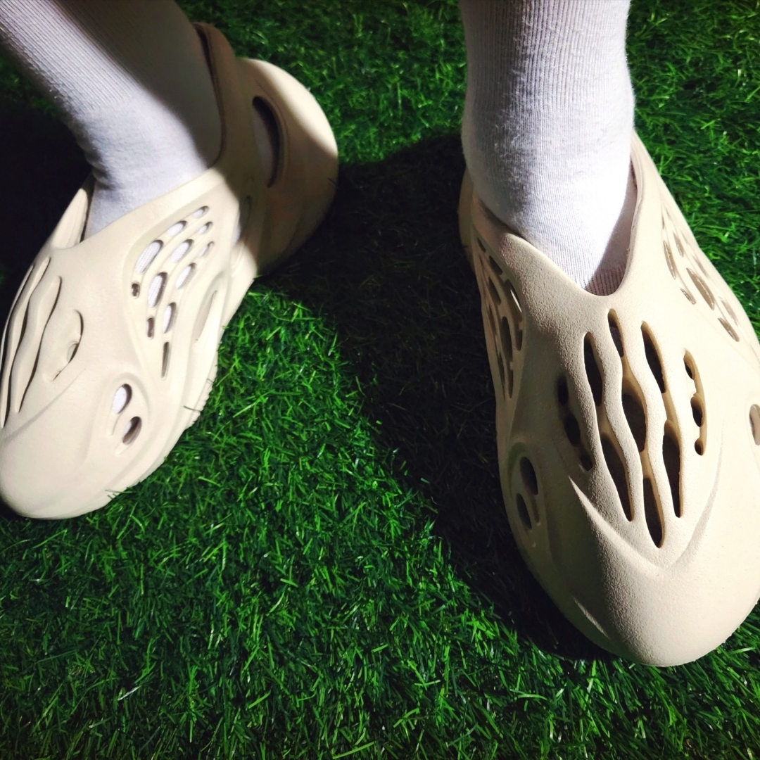 Adidas Yeezy Foam RNNR Sand 착용 스타일 - 4