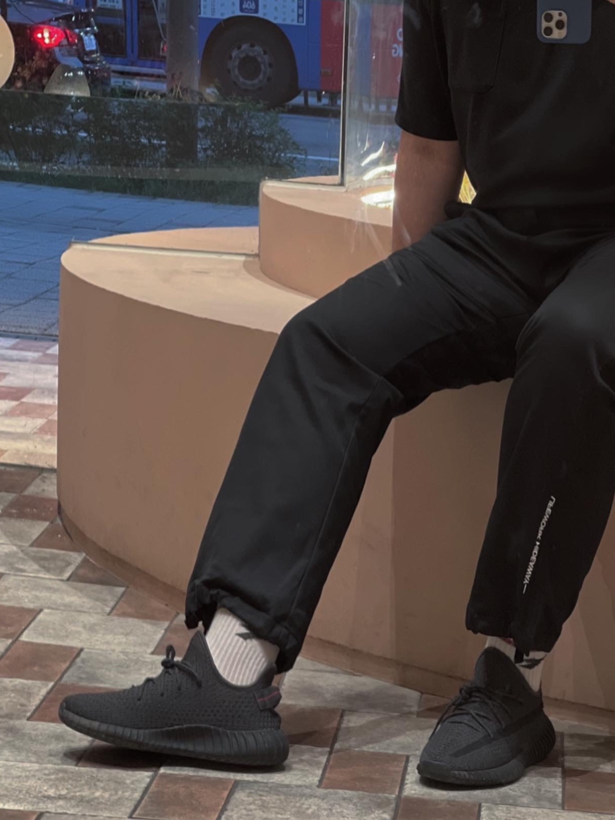 Adidas Yeezy Boost 350 V2 Black - Non-Reflective 착용 스타일 - 2