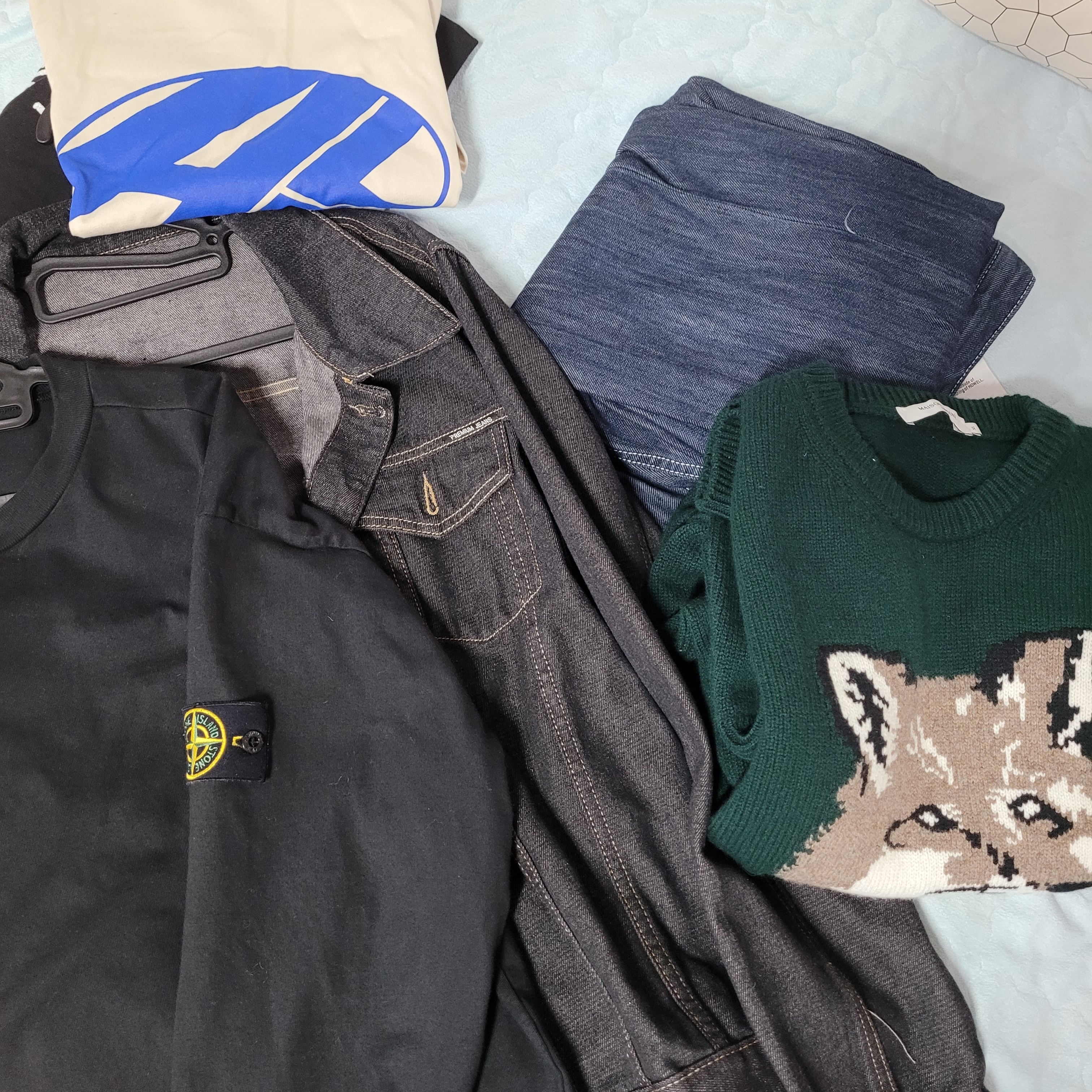 Stone Island 61151 Cotton Fleece Garment Dyed Crewneck Sweatshirt Black - 22SS, Maison Kitsune Big Fox Head Pullover Knit Dark Green 착용 스타일