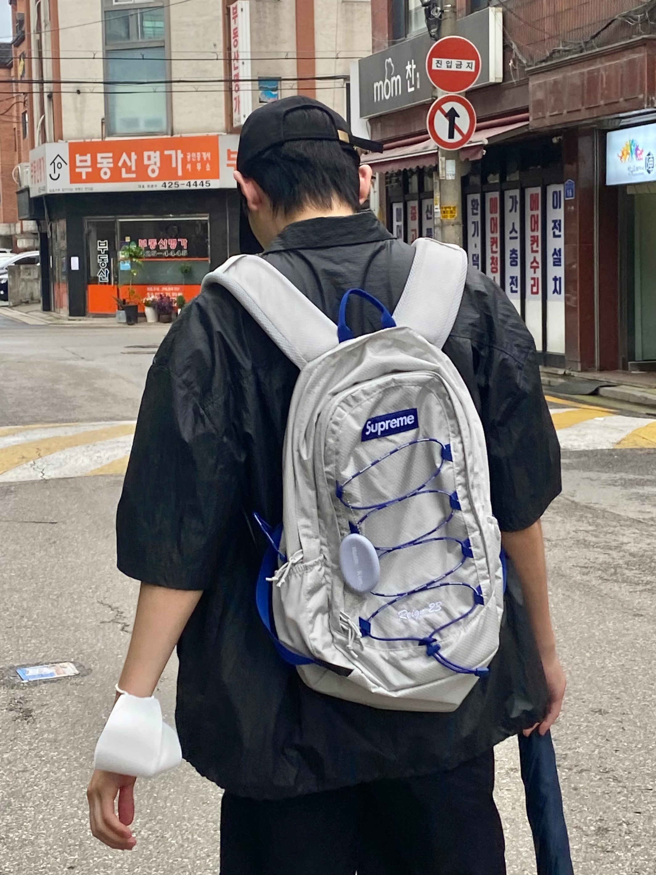 Supreme Backpack Silver - 22SS, Adidas Superstar Premium Black White 착용 스타일 - 2