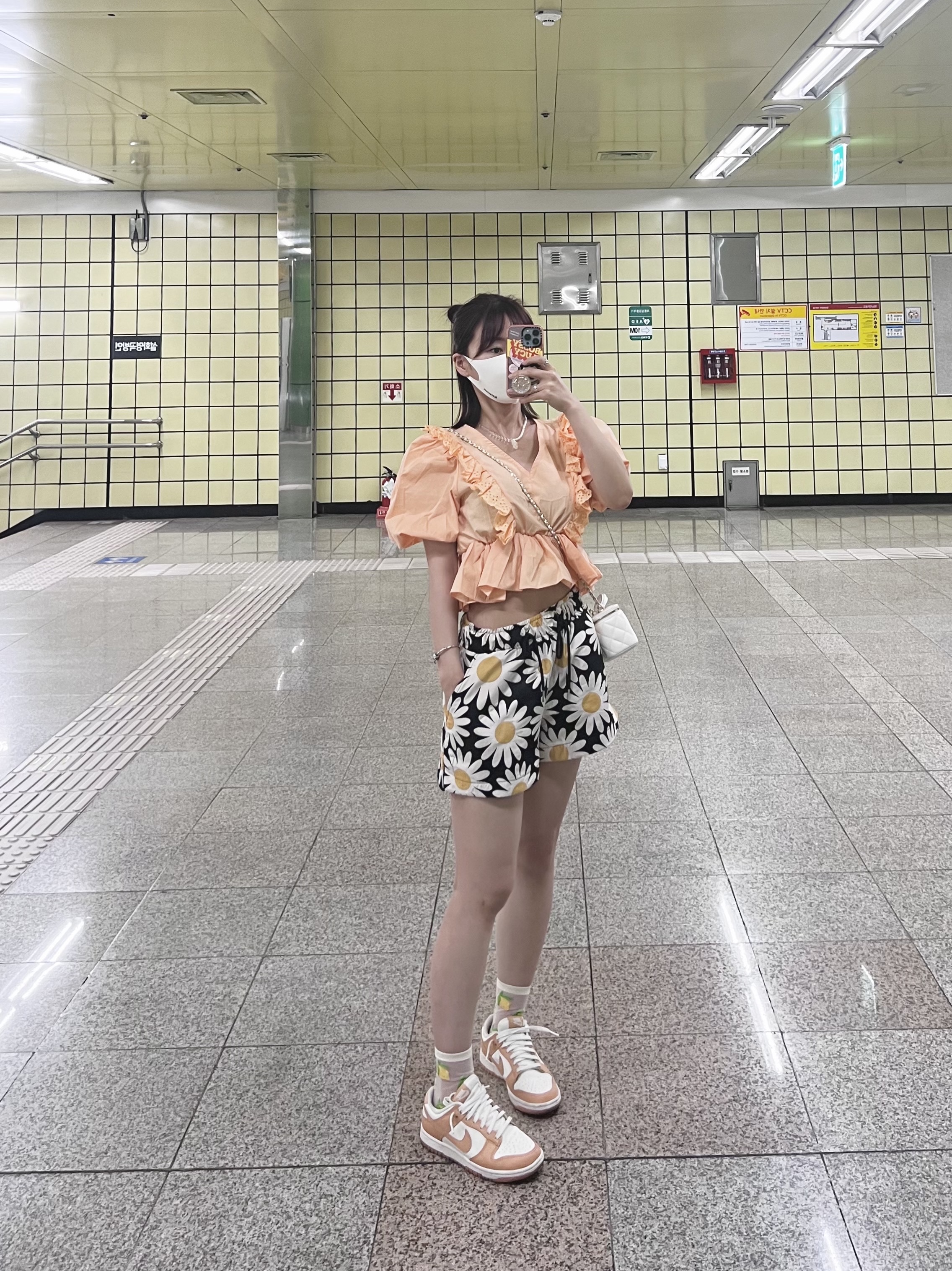 (W) Nike Dunk Low Harvest Moon, Chanel Small Classic Vanity with Chain Grained Calfskin & Gold White 착용 스타일 - 1