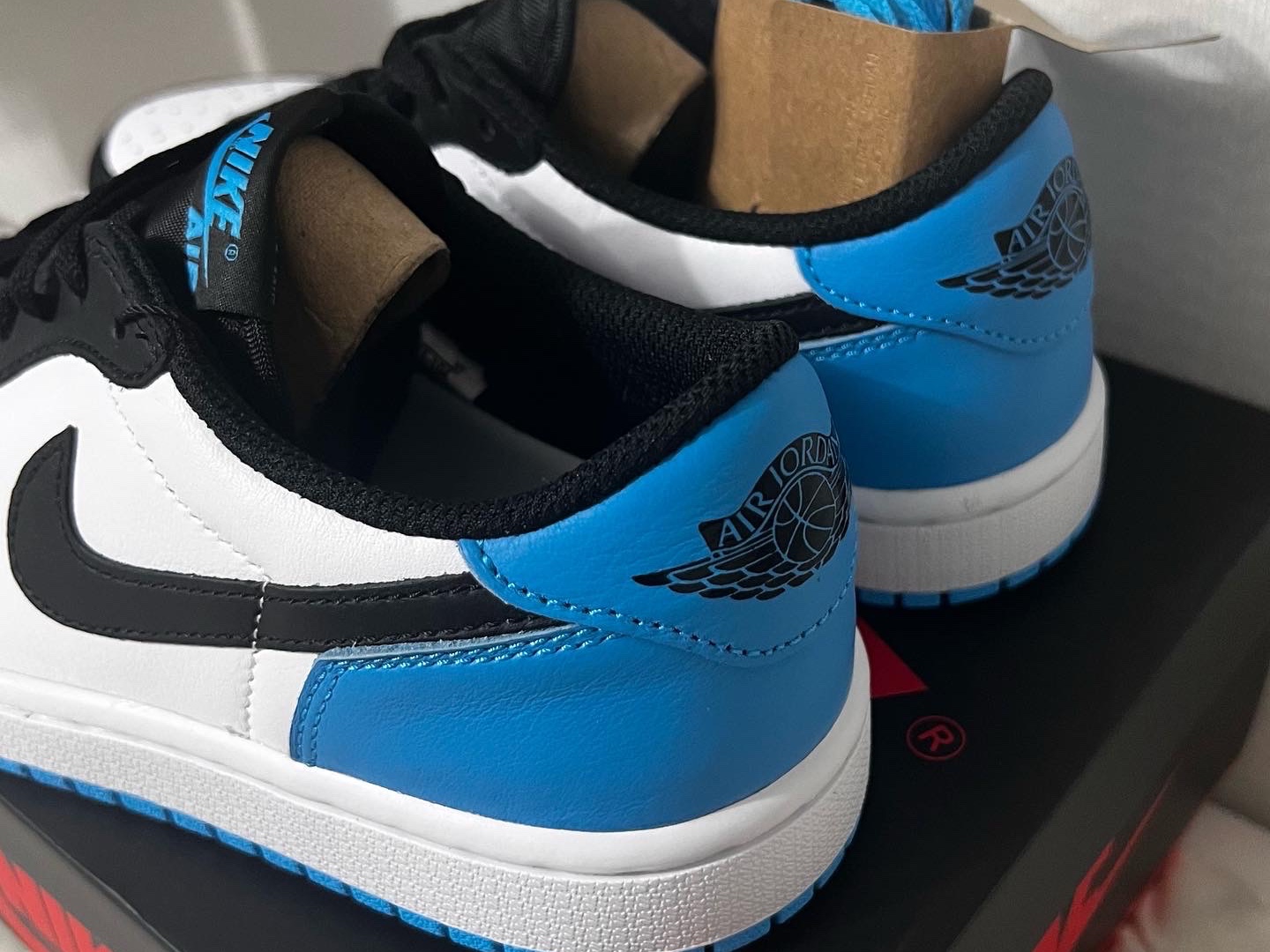 (W) Jordan 1 Retro Low OG Black and Dark Powder Blue 착용 스타일 - 5