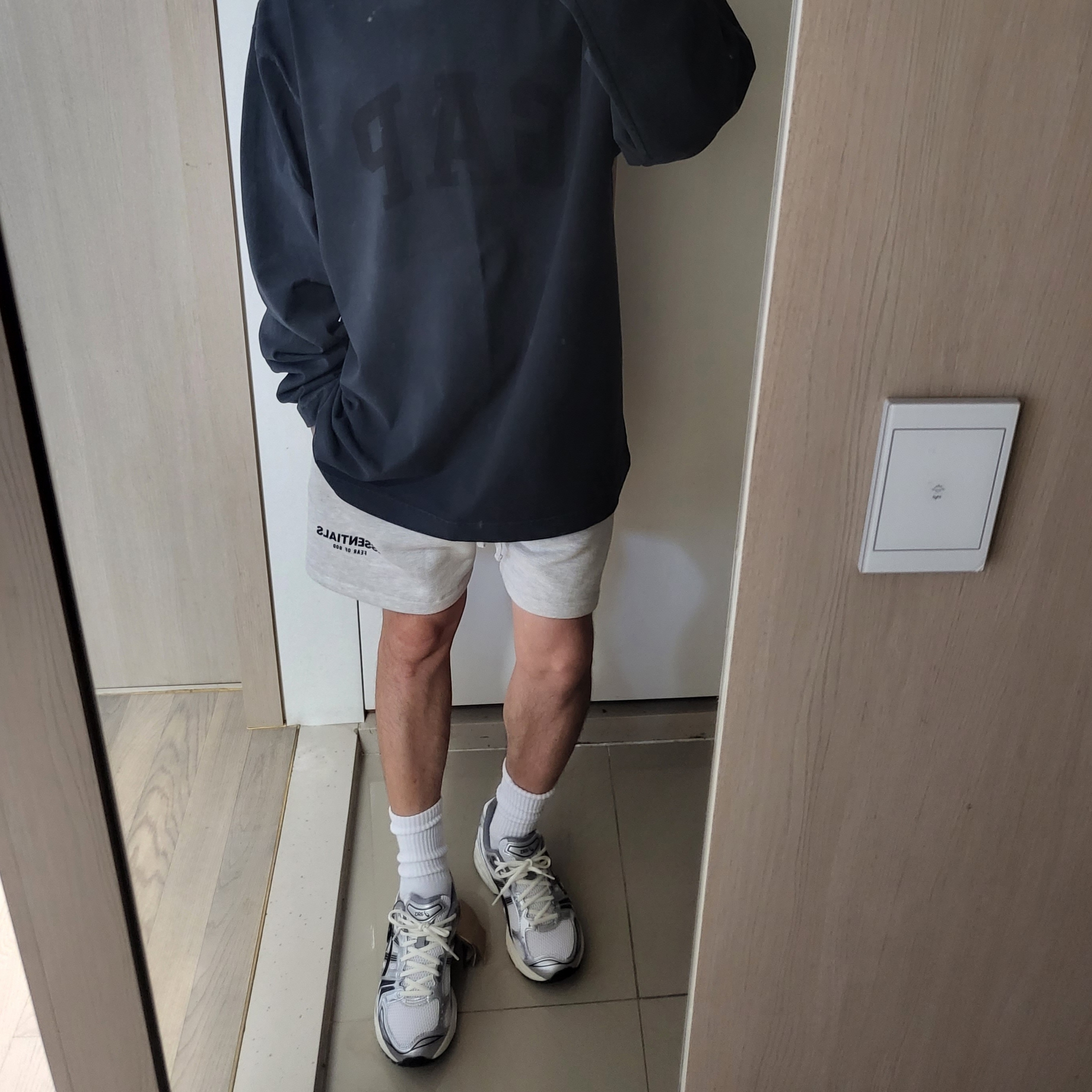 Essentials The Core Collection Sweatshorts Light Oatmeal, Yeezy Gap Engineered By Balenciaga Dove Long Sleeve T-Shirt Washed Black 착용 스타일 - 2