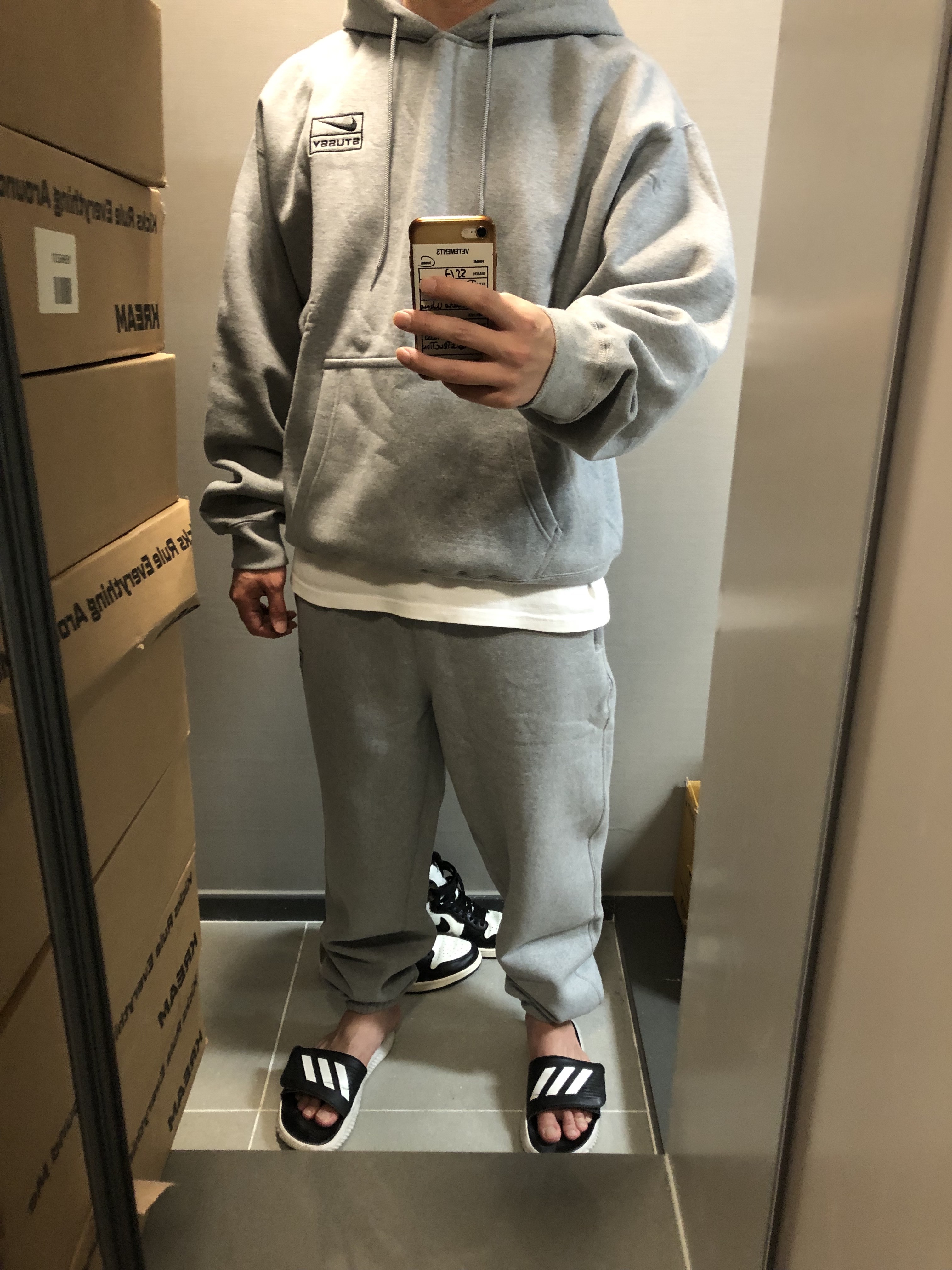 Nike x Stussy NRG RA Pullover Hoodie Dark Grey Heather (DJ9488-063), Nike x Stussy NRG RA Fleece Pants Dark Grey Heather (DJ9490-063) 착용 스타일 - 1