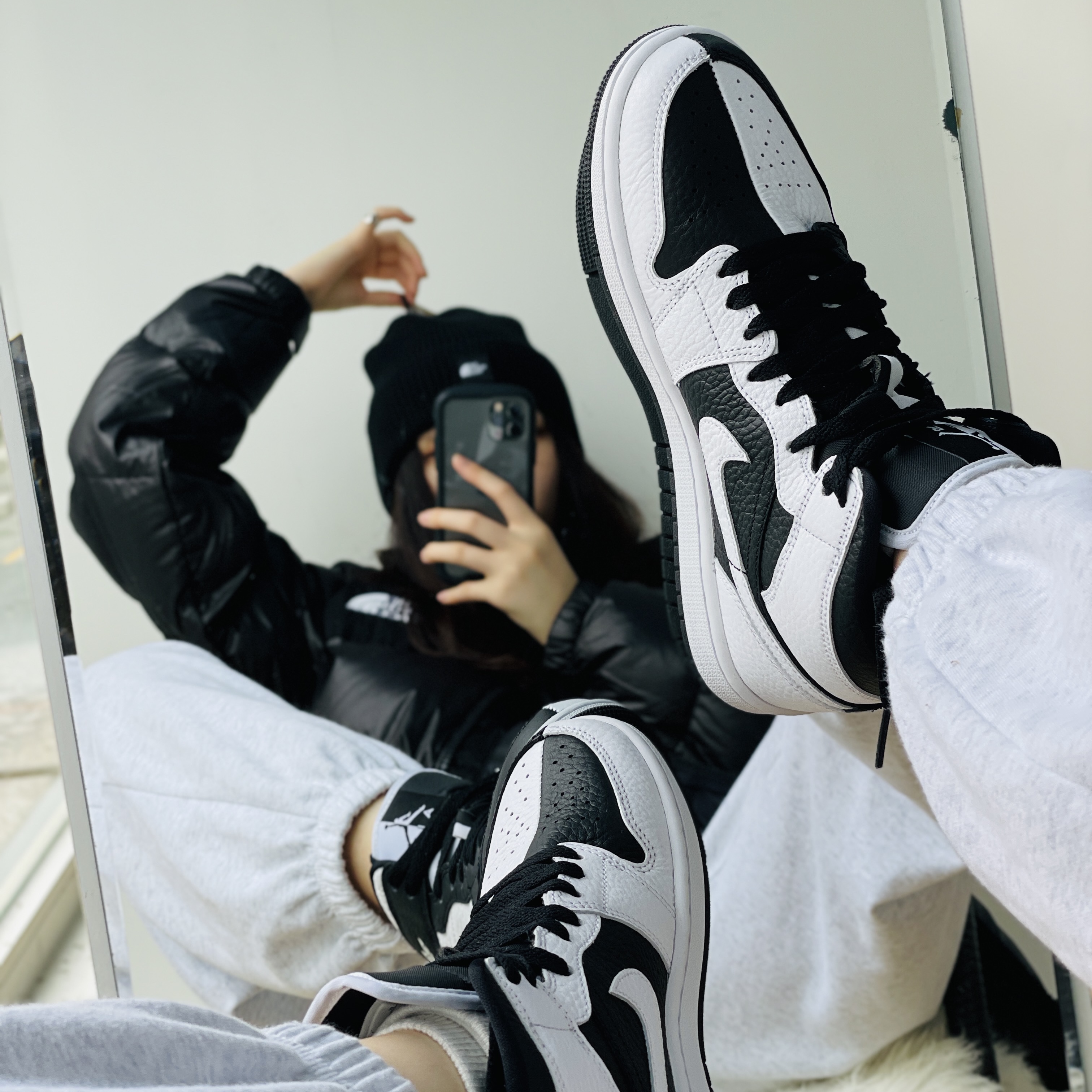 (W) Jordan 1 Mid SE Black White 착용 스타일 - 1